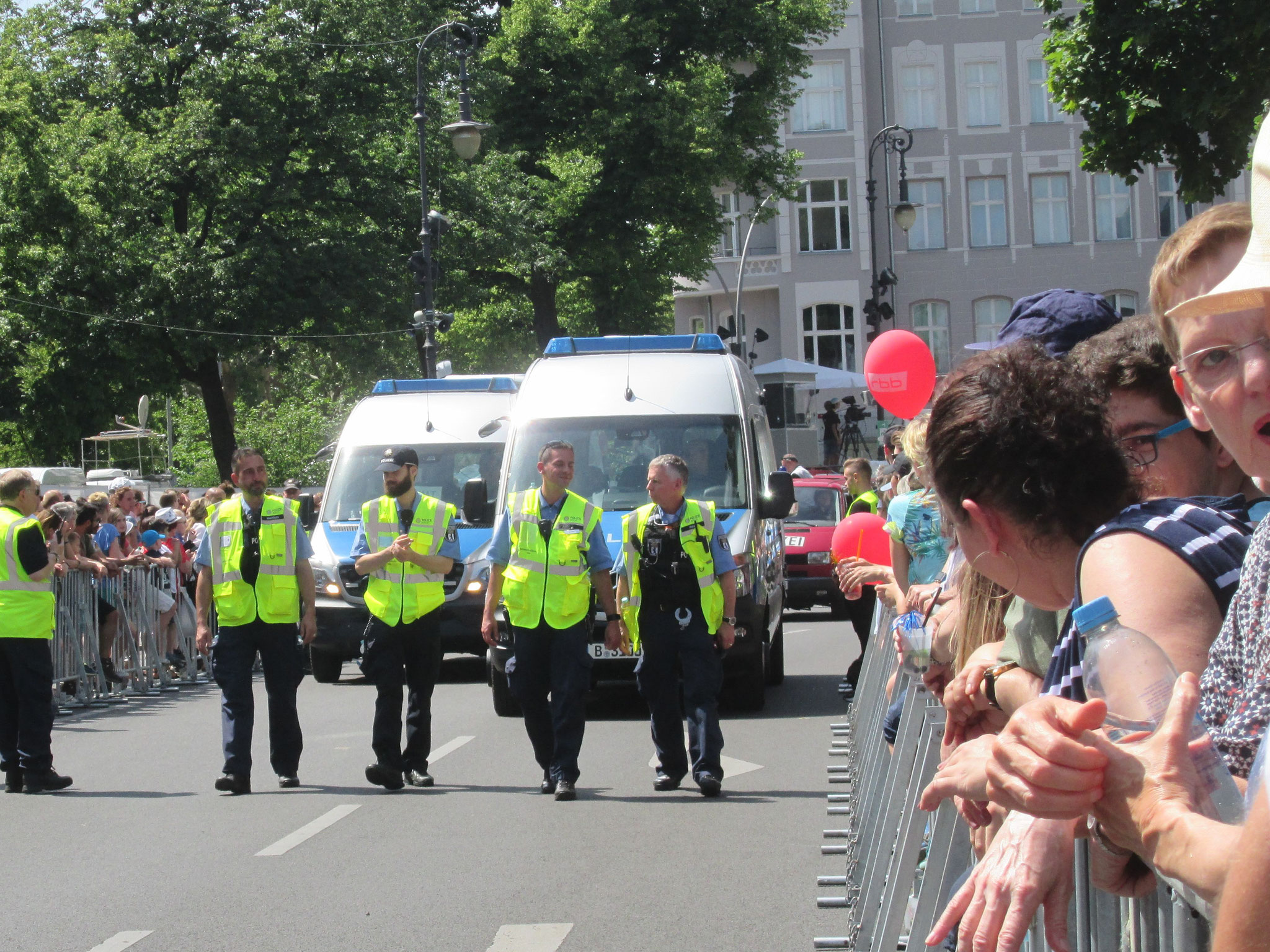 der Karneval der Kulturen beginnt mit einer spaßfreien Polizeiprozession, damit die Krawallos wissen, wo der Hammer hängt