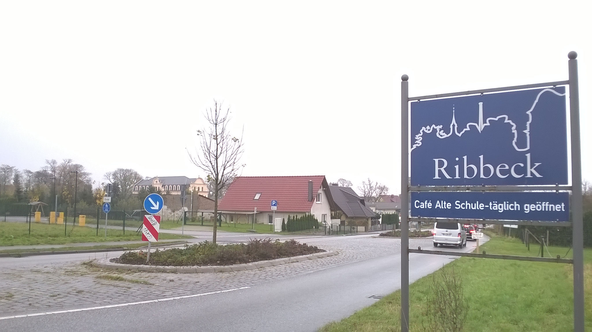 Als ich im nassen Gras eine angebissene Birne liegen sehe, weiß ich, dass ich in Ribbeck bin. 