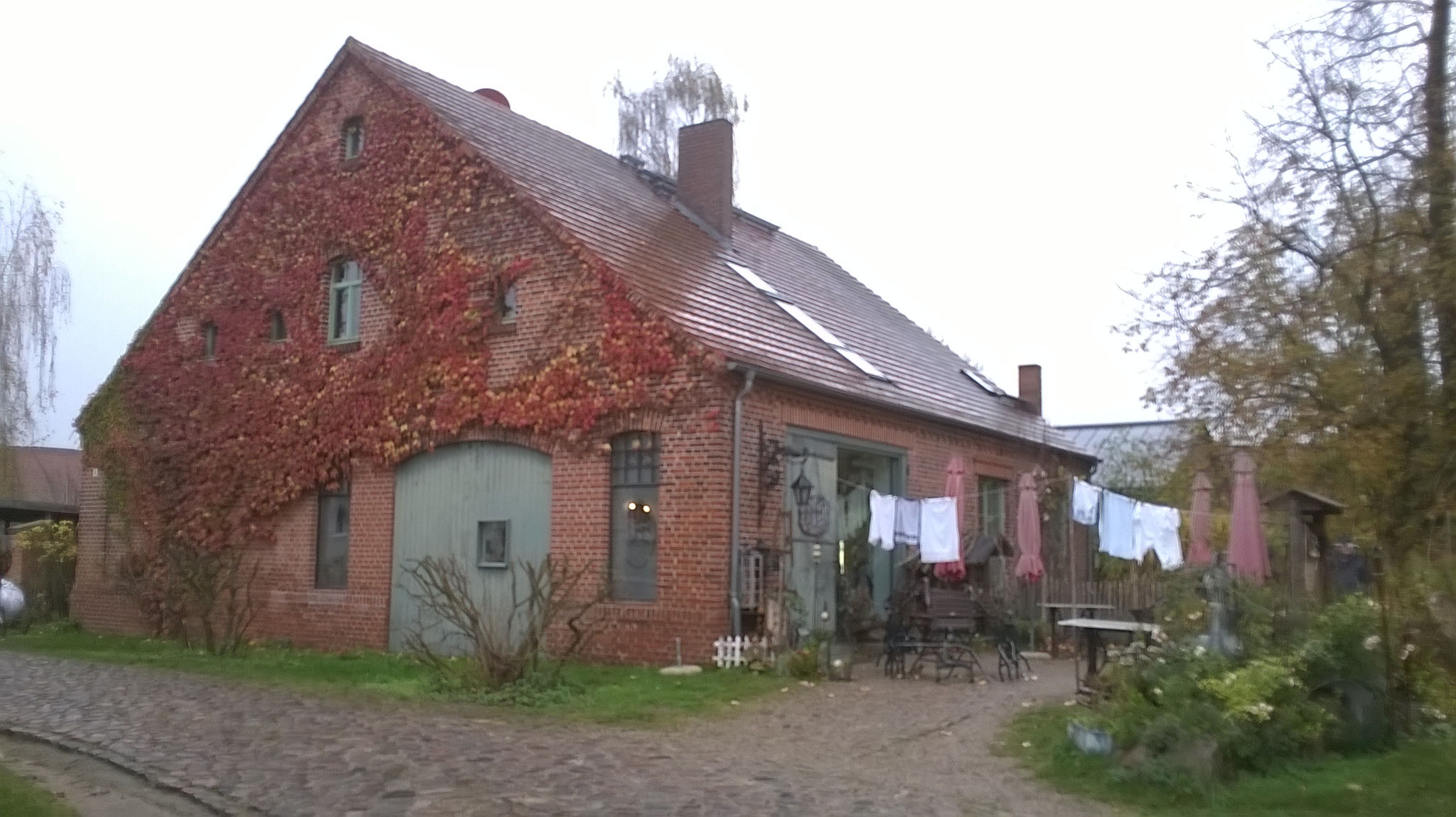 Als ich das Café „altes Waschhaus“ betrete mit dem museumshaften Interieur und den fetten Sahnetorten (mit Birnen allesamt), 