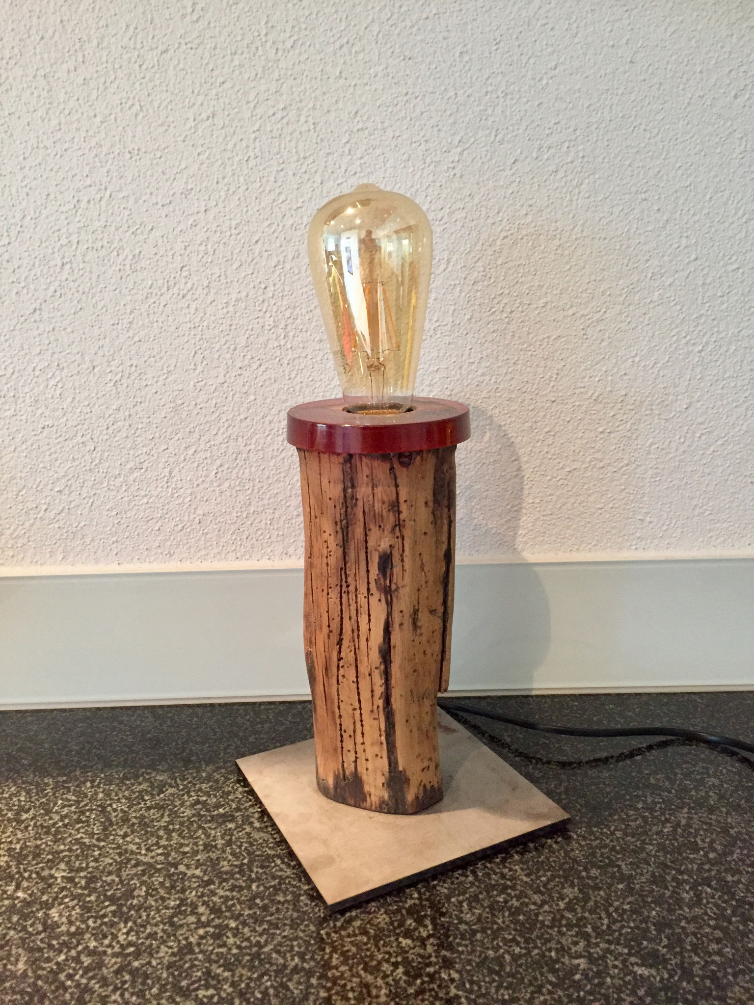 Altholz Lampe mit rotem Epoxyharz