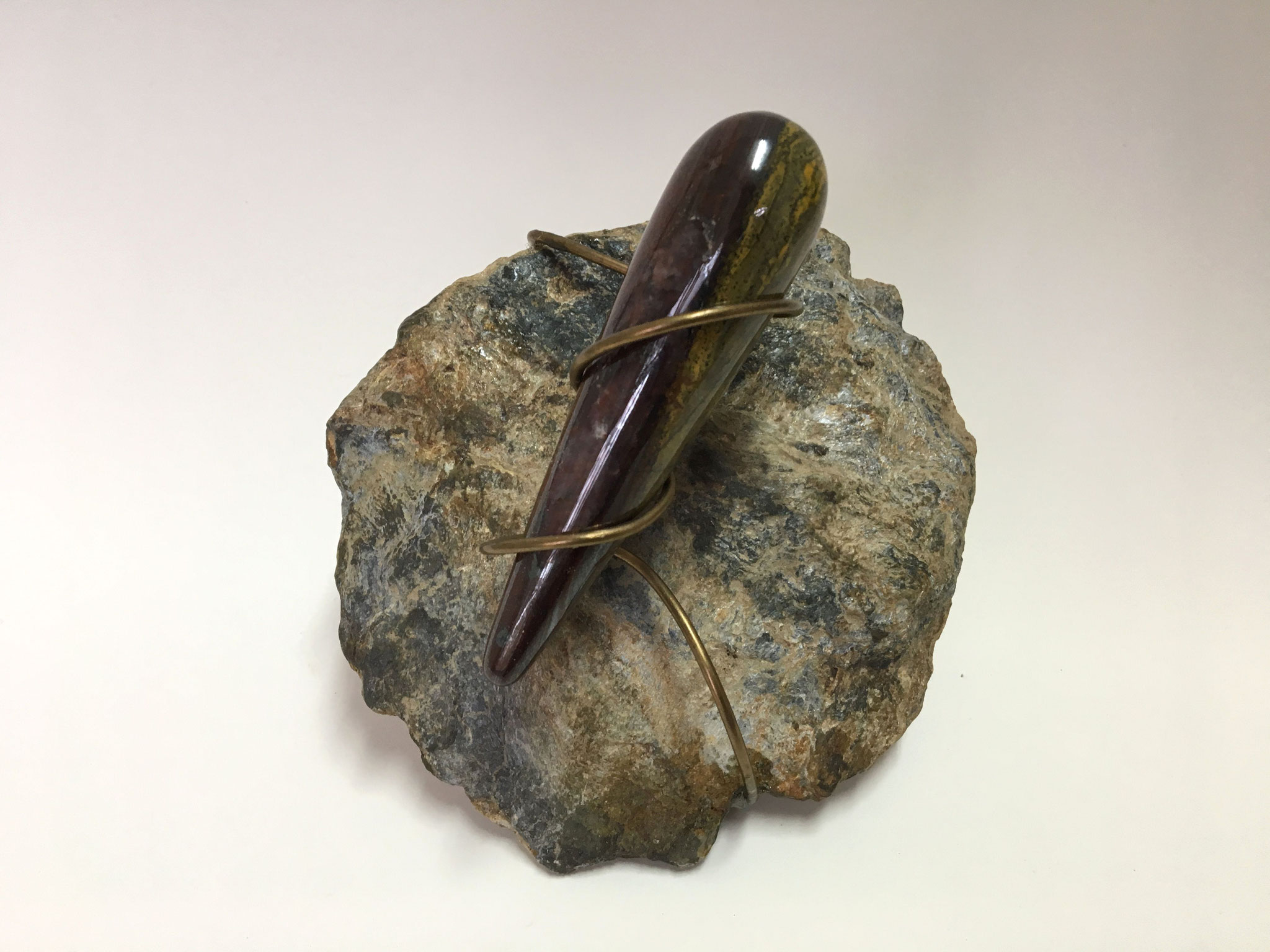 Tijgeroog *bescherming* edelsteen op bergsteen met brons, afm.  ca. 12 cm doorsnee - Frieda Waanders