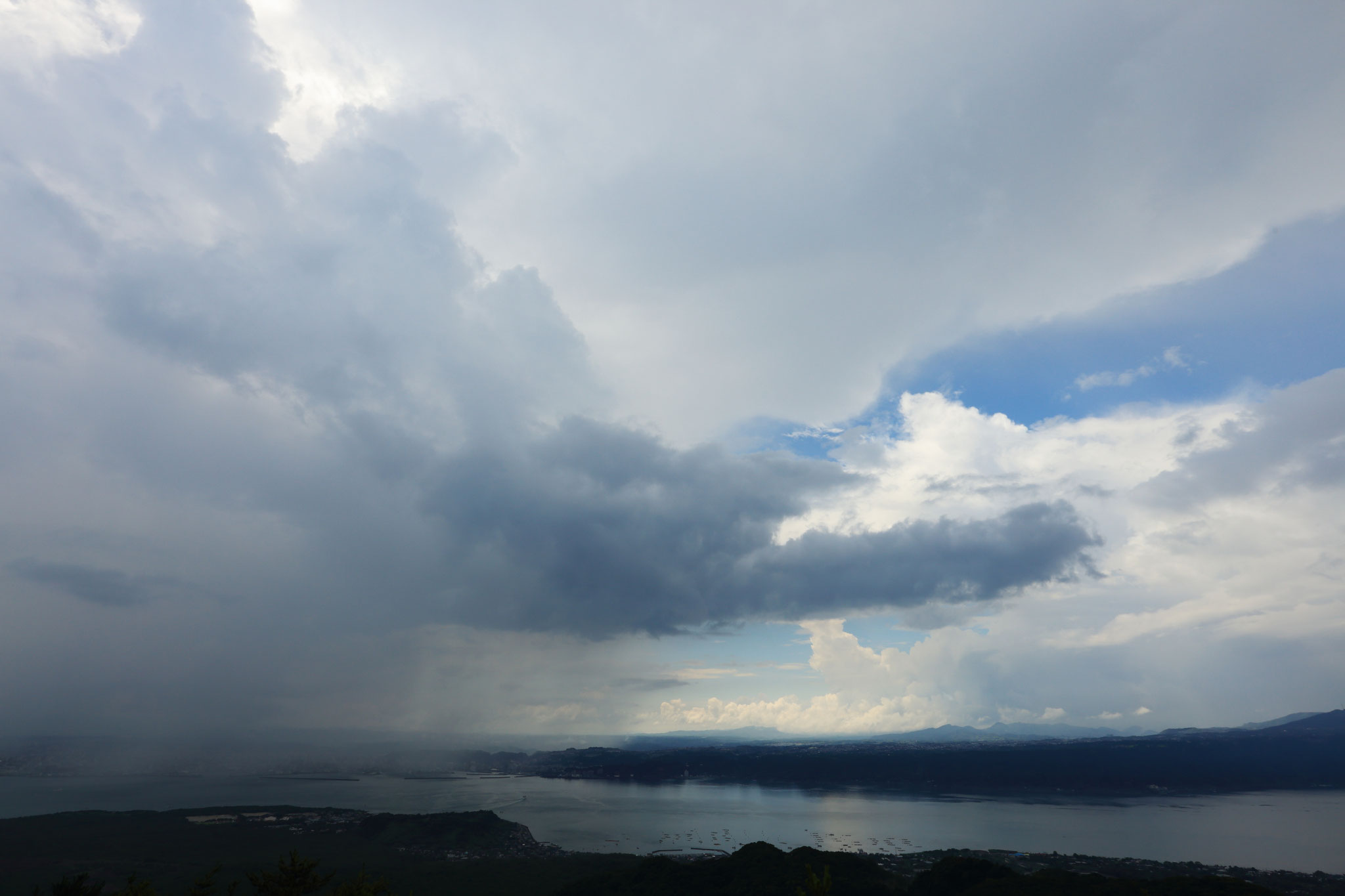 鹿児島市内に局所的な雨降る(7/27 湯之平展望所)