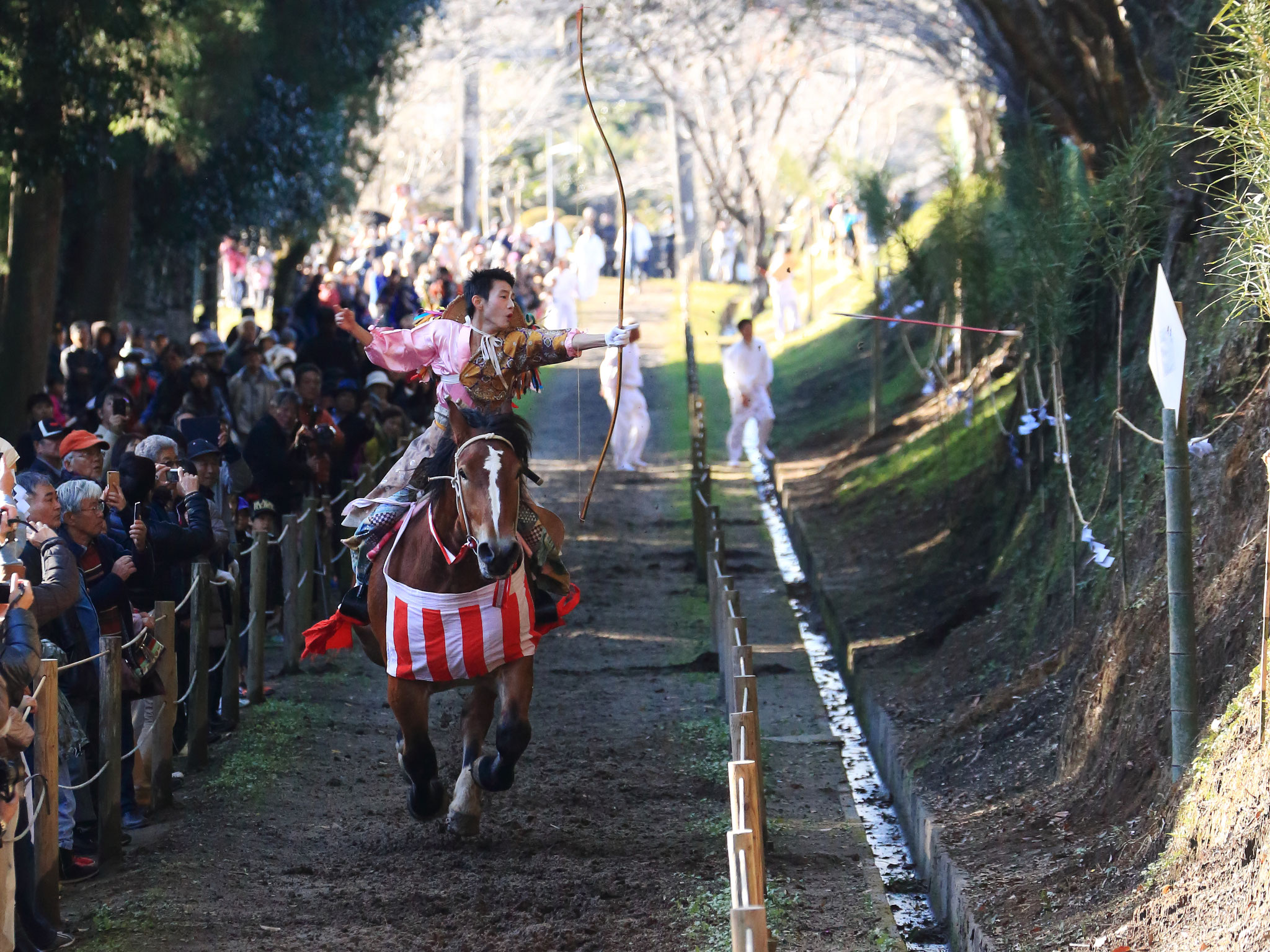 射る！（曽於市末吉町 住吉神社流鏑馬）