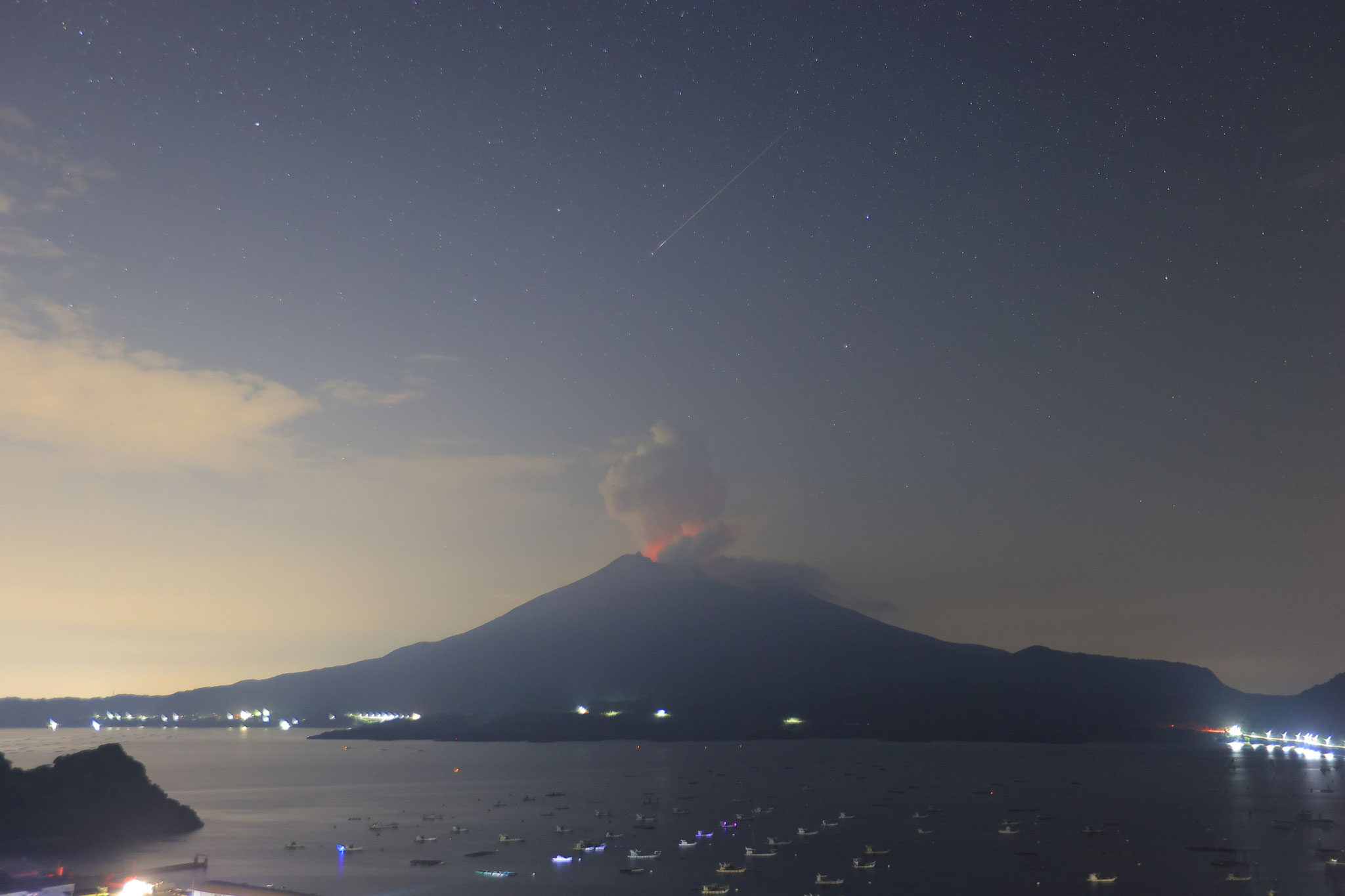 桜島と流れ星(8月14日 垂水市)