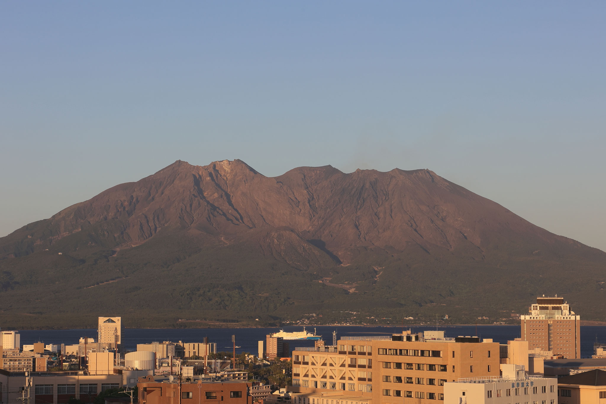 市内から見る夕刻の桜島(4月8日 鹿児島市)