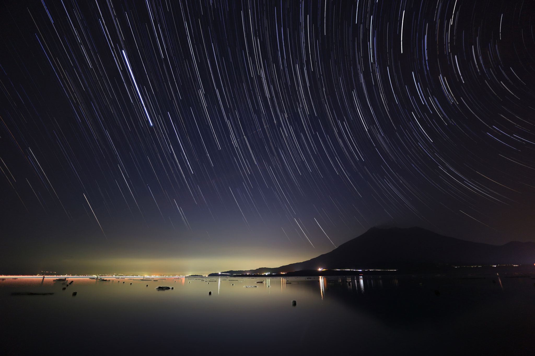 桜島の頭上に星が回る