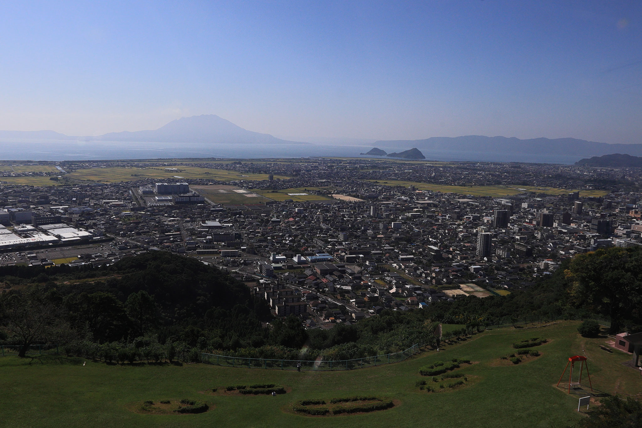 城山公園から眺める眼下の街並み(10月13日霧島市 )