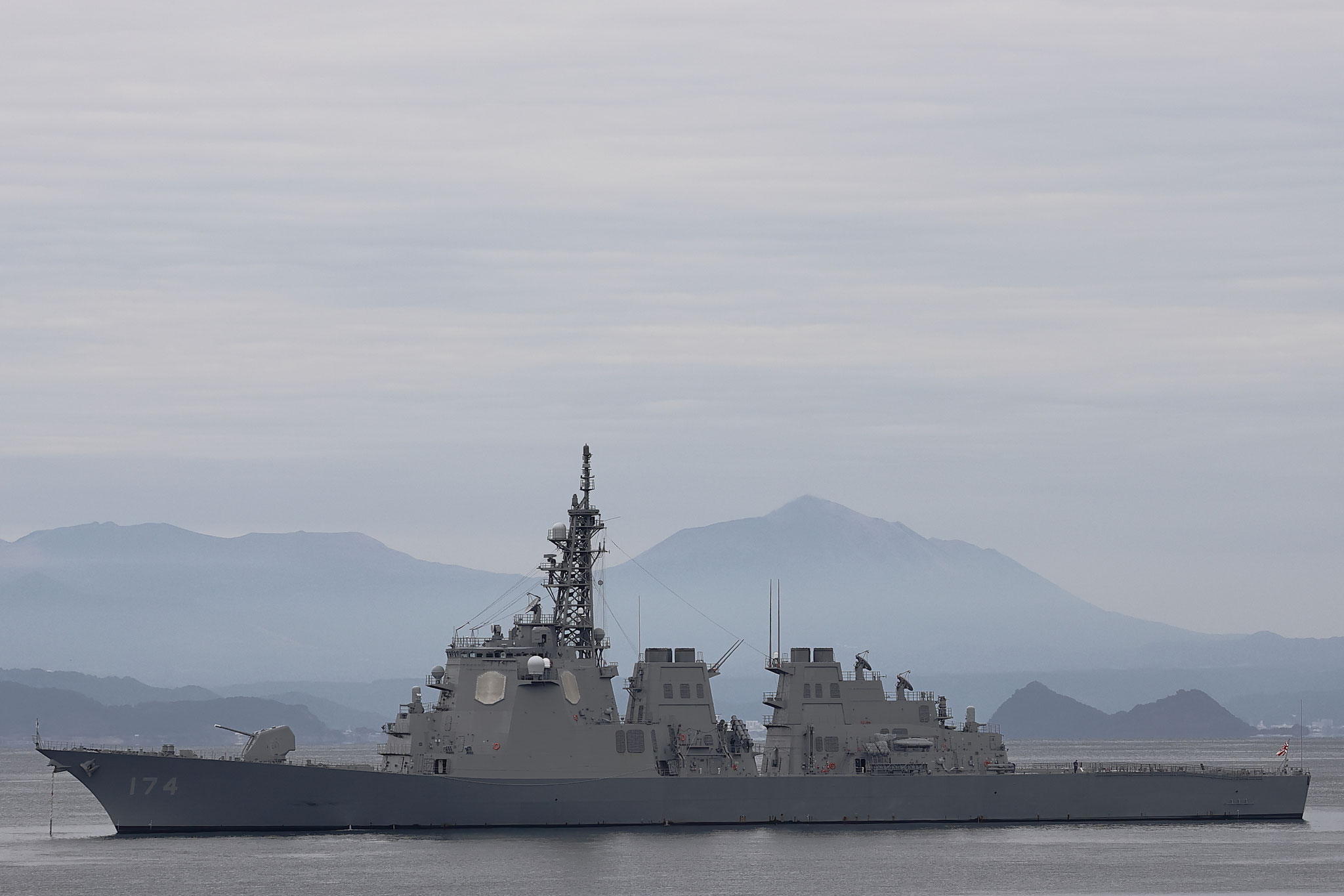 護衛艦きりしまと霧島連山(1月15日 桜島フェリーより)