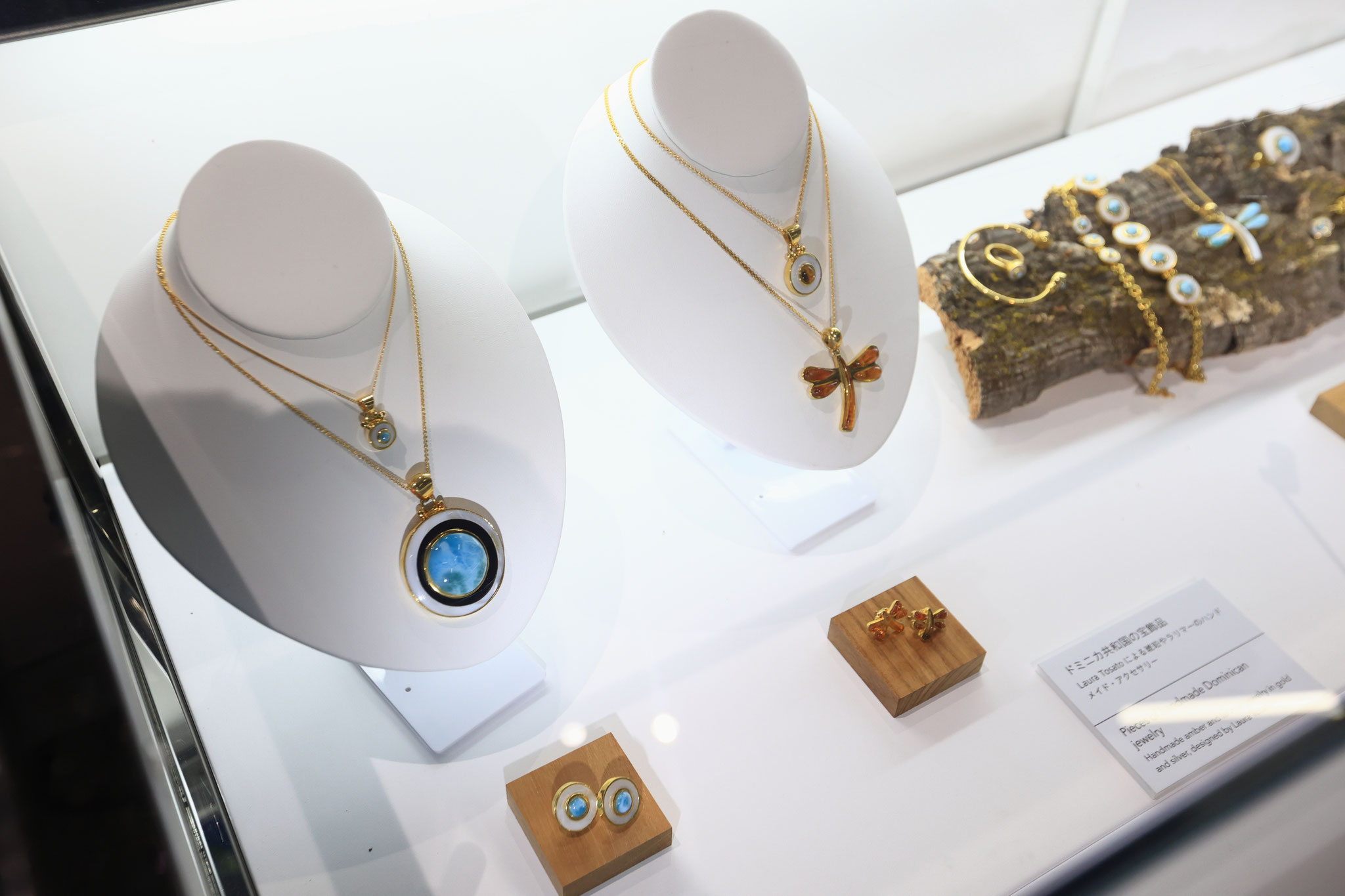 コモンズ内にて。ドミニカ共和国の宝飾品(7月15日 夢洲)