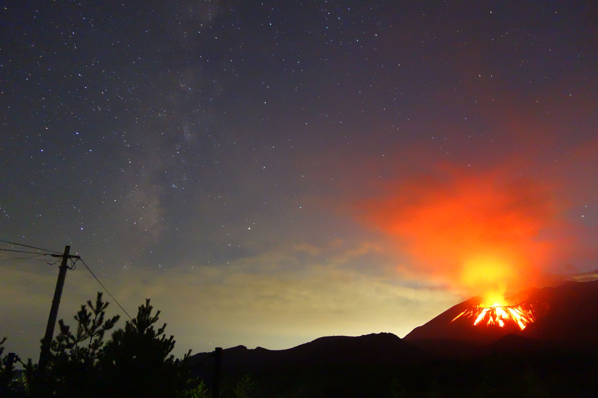 天の川反り立つ星空と爆発の桜島(8/23 22:44黒神町 )