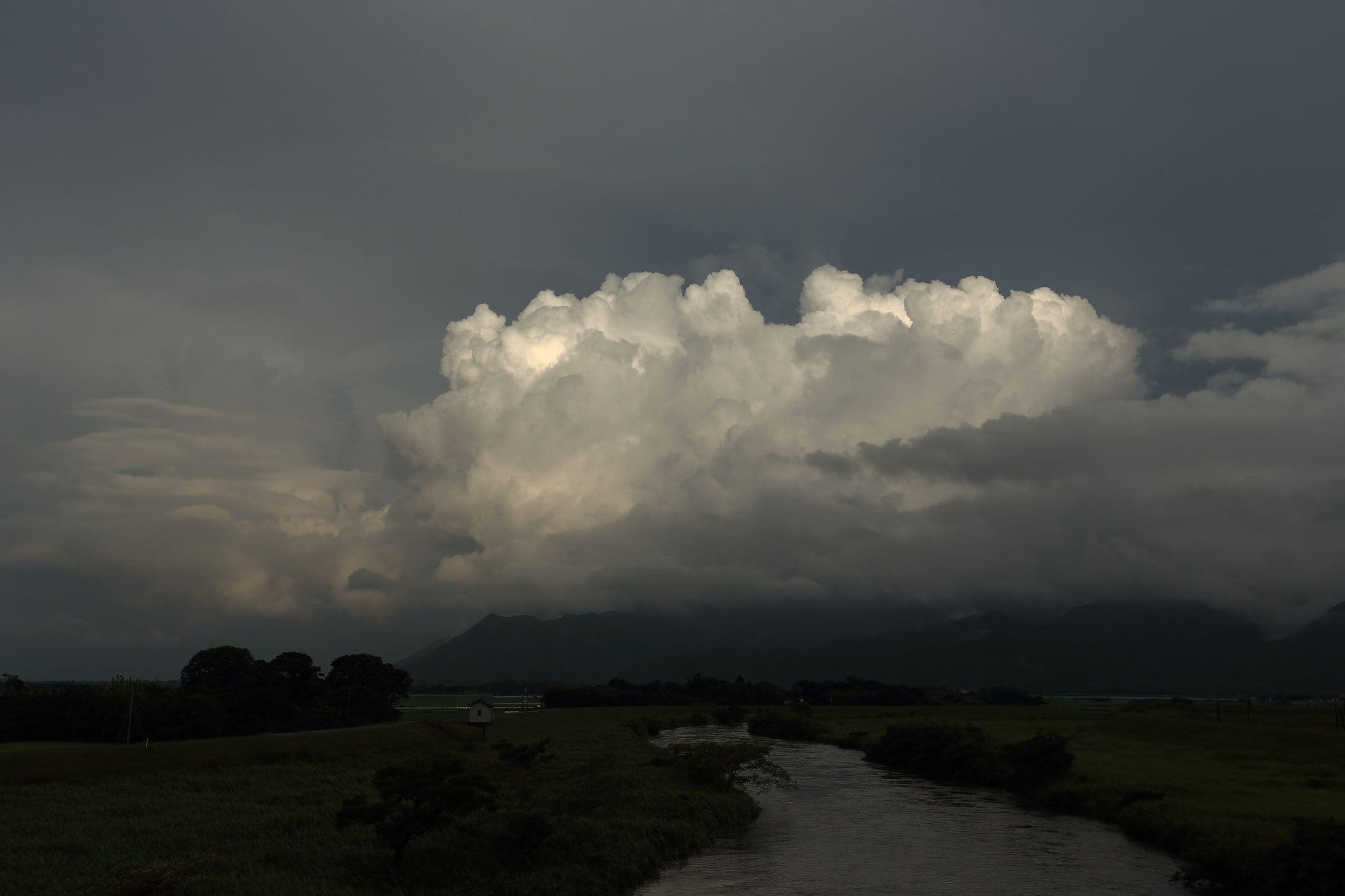 雲に覆われる国見山