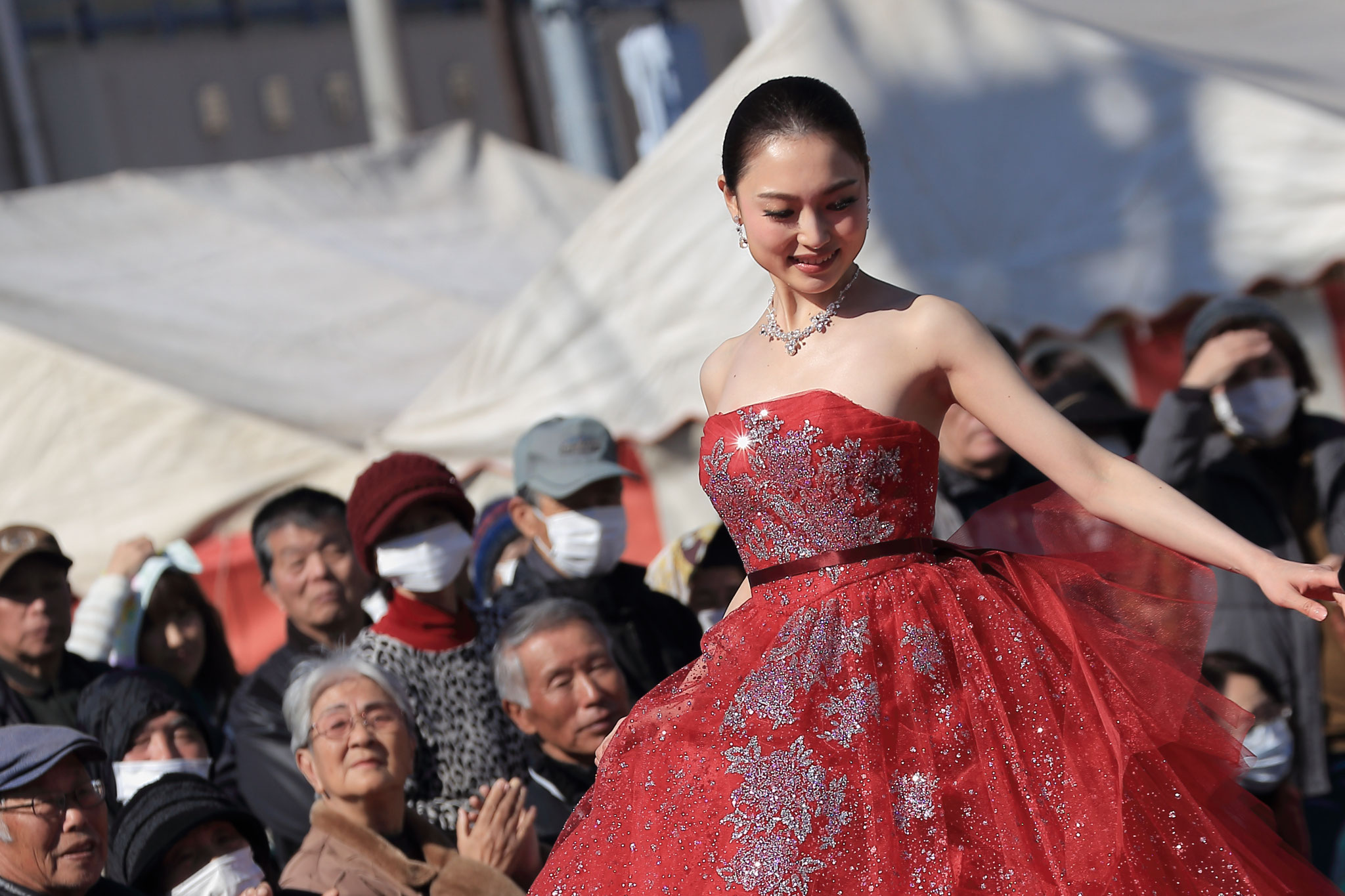 赤いドレスと装飾が魅了する。(1/27 鹿屋市串良町)