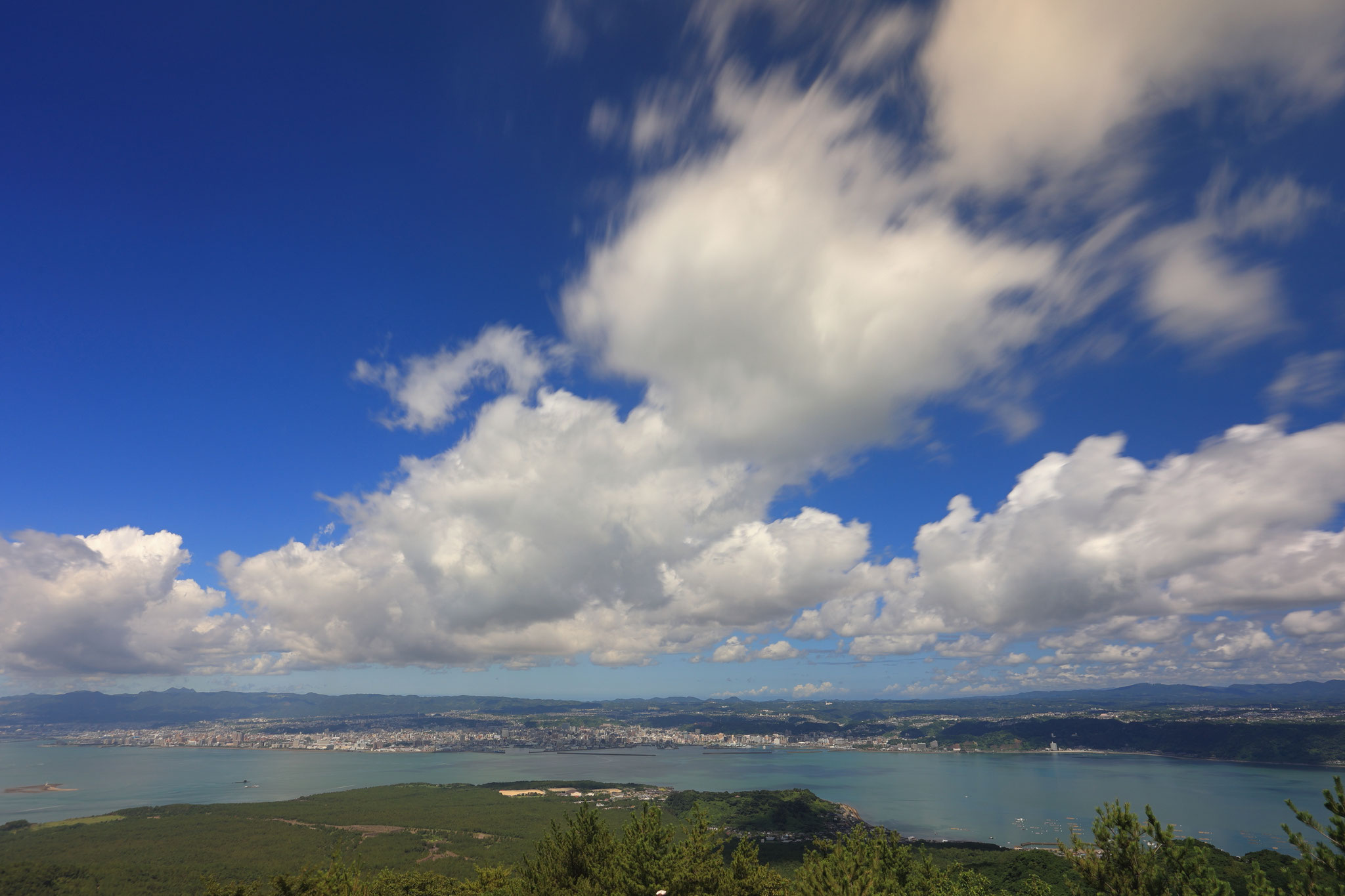 街並みと風感じる雲のある景色(7月20日 鹿児島市)