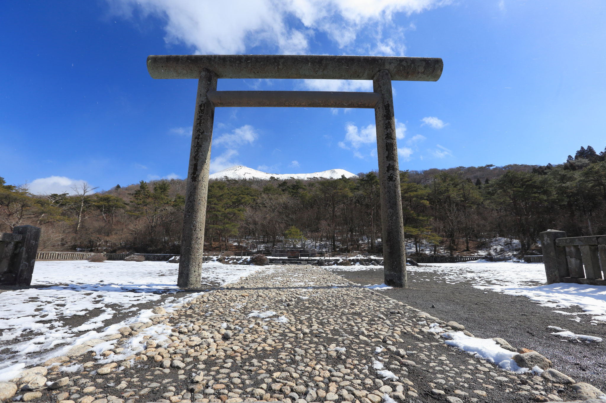 高千穂河原鳥居が鎮座する(2/4 霧島市高千穂河原)
