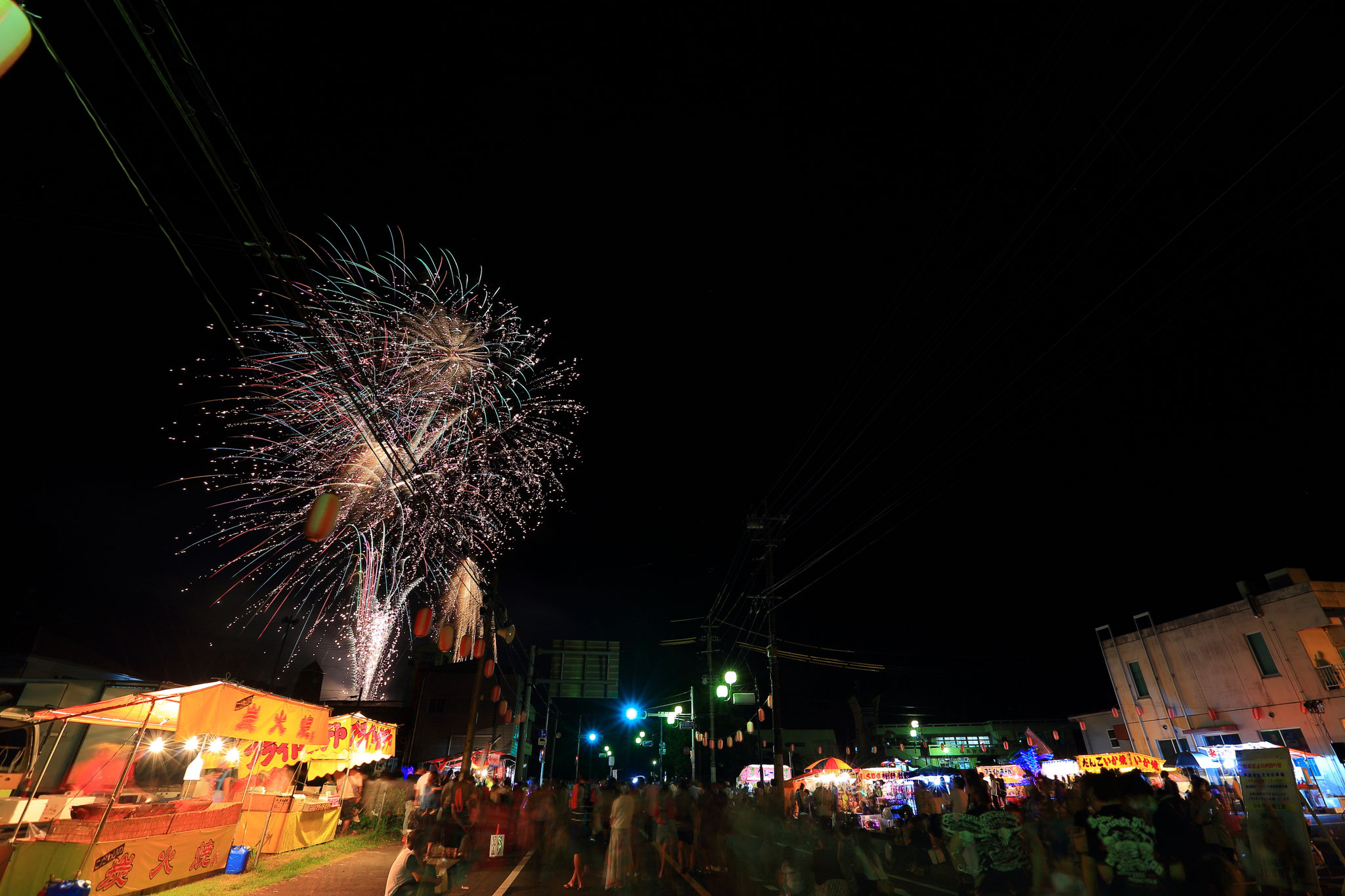 串良町夏祭りと花火で町が賑わいを見せる