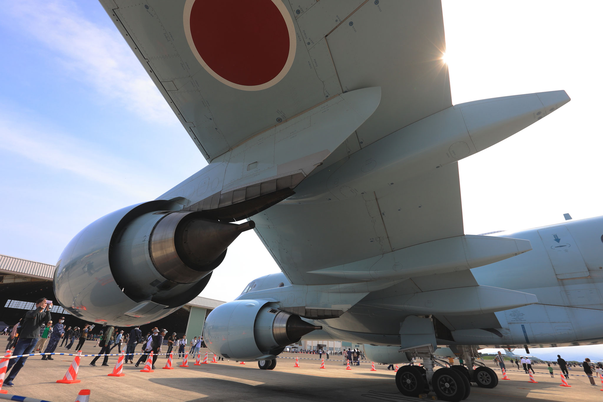 翼の下から見るPー1哨戒機(4月28日 鹿屋市)