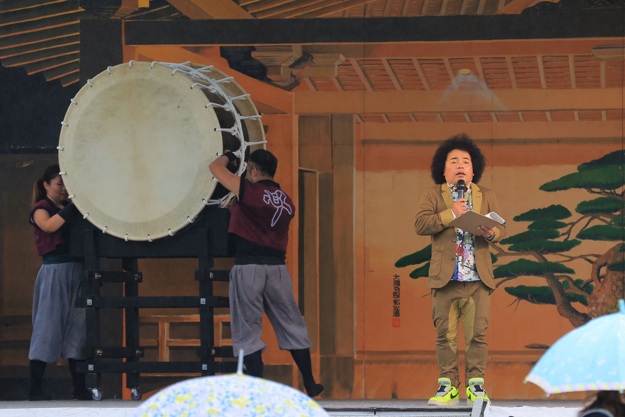 鹿児島ではおなじみのタレント竹之内さんが進行する(11月10日 志布志市)