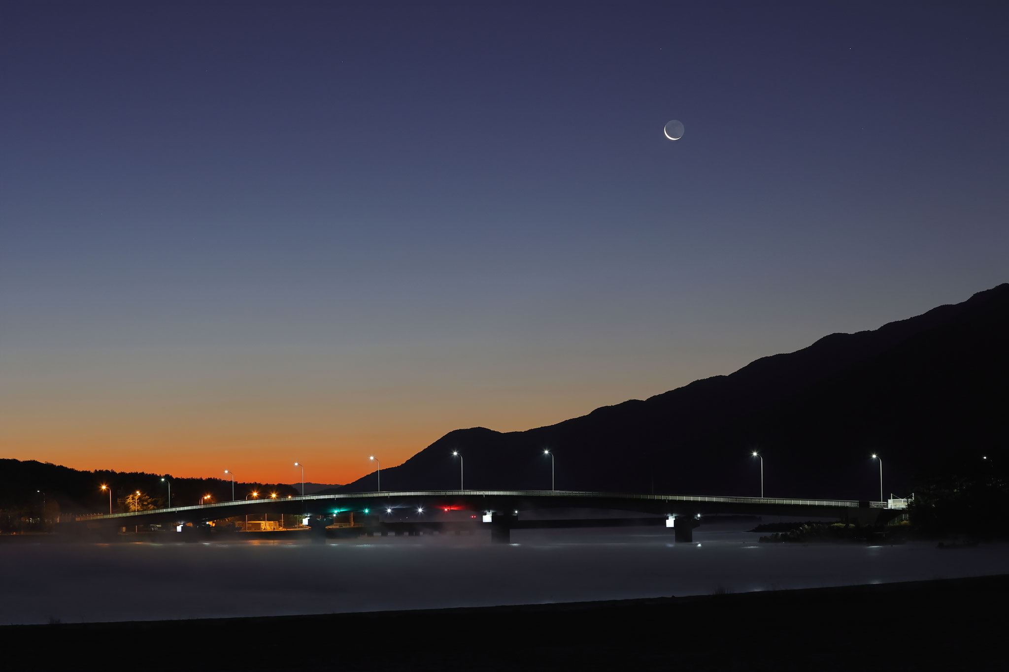 日の出前の空に細い月(1月1日 東串良町)