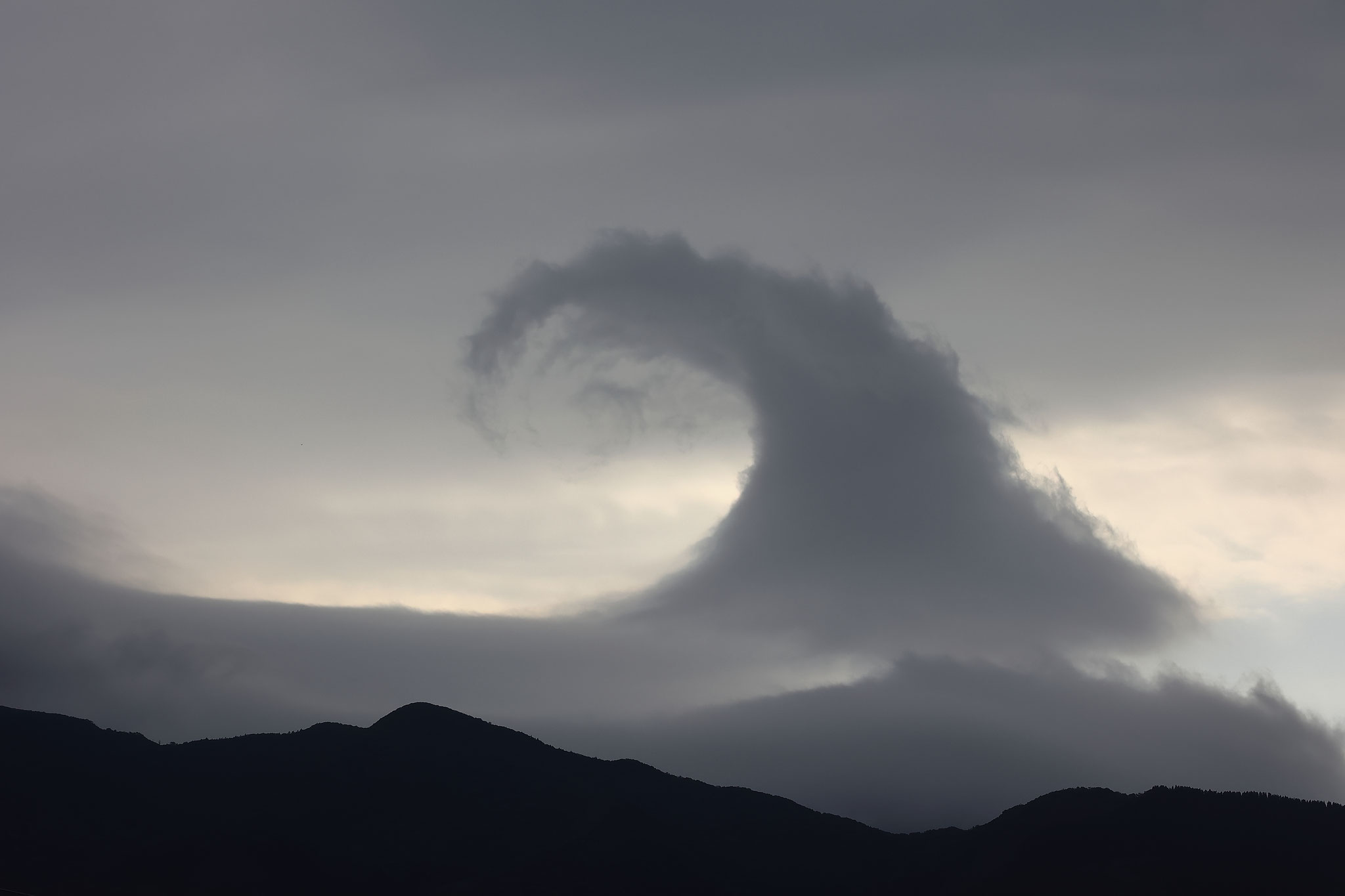 曇天の空に波のような雲が(1月22日 東串良町)
