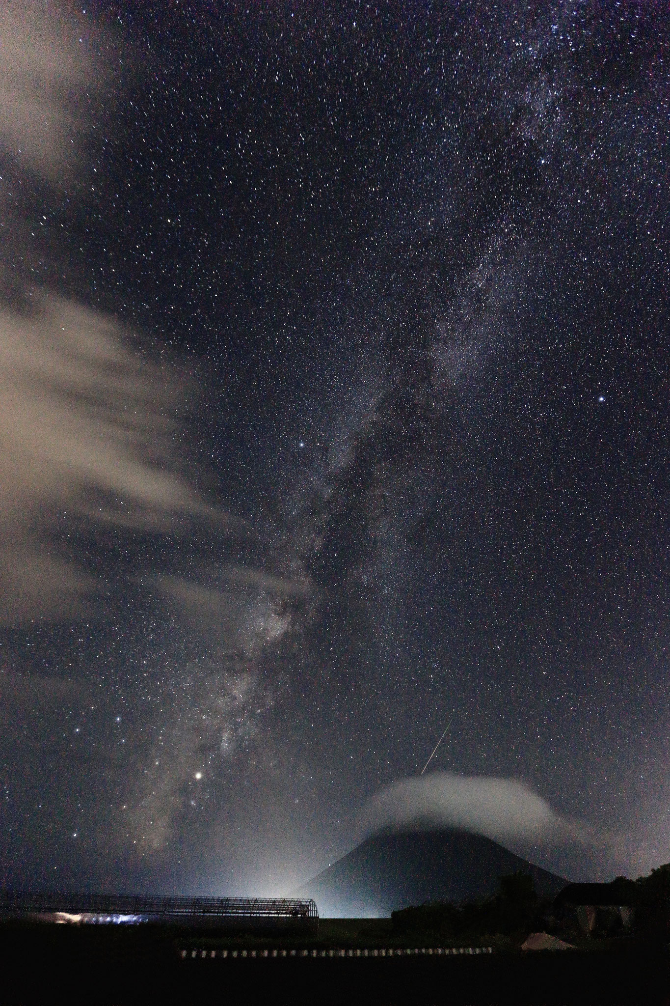 雲纏う開聞岳とペルセウス座流星群(8/13 指宿市 1時06分)
