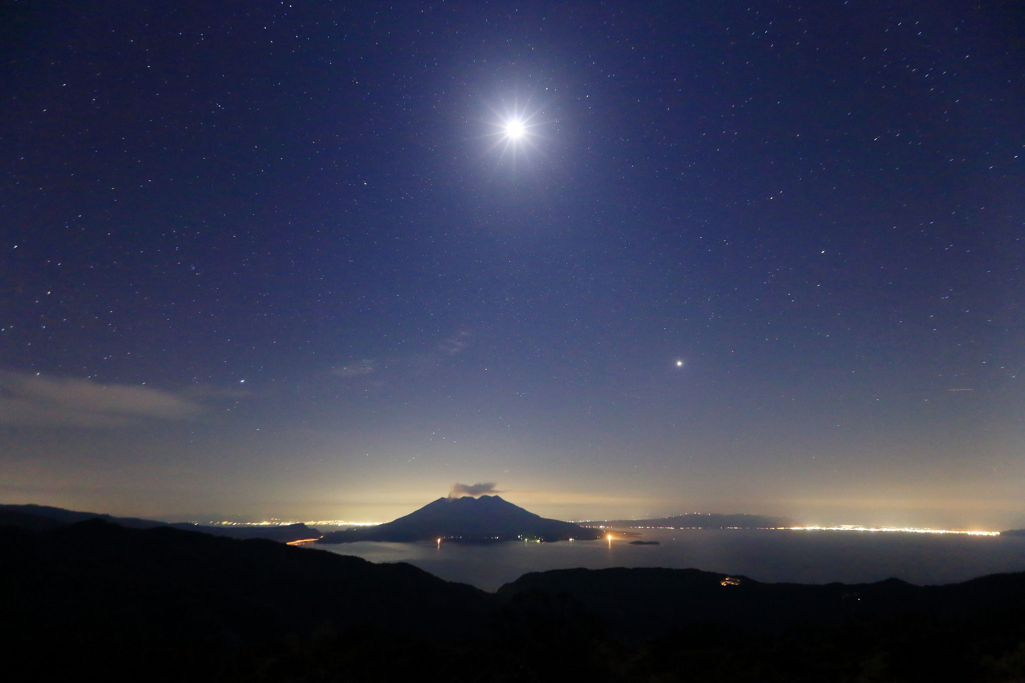 月夜の桜島 (4/29 鹿屋市輝北町)