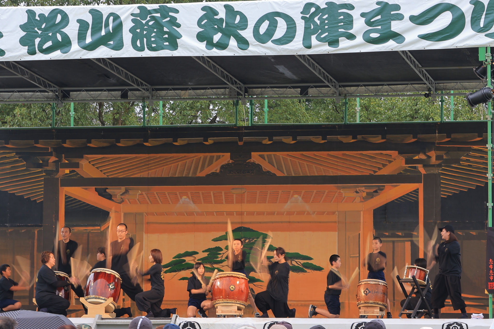 秋の陣祭り始まる演奏(11月10日 志布志市)
