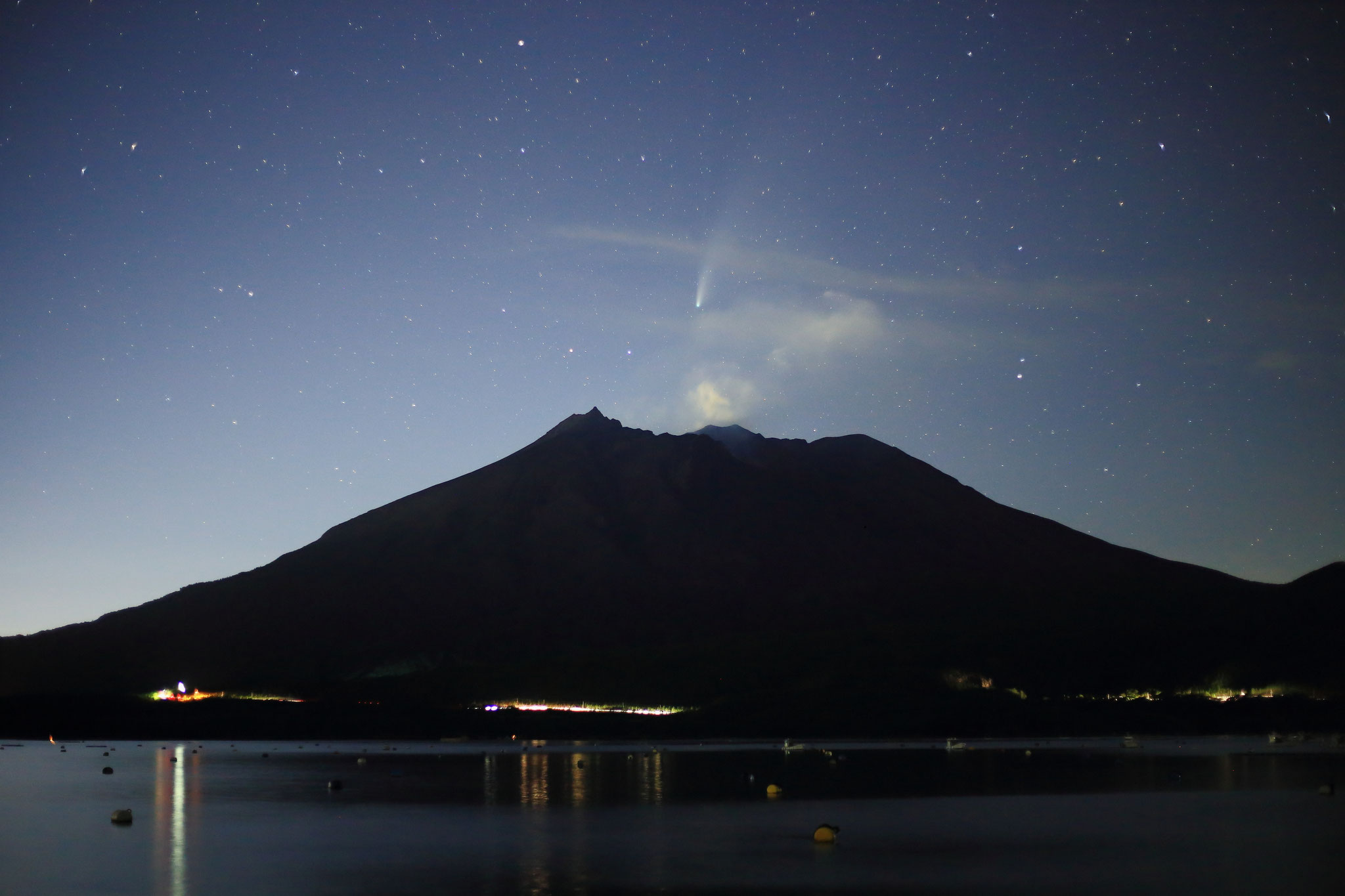 桜島とネオワイズ彗星(7/22 垂水市)