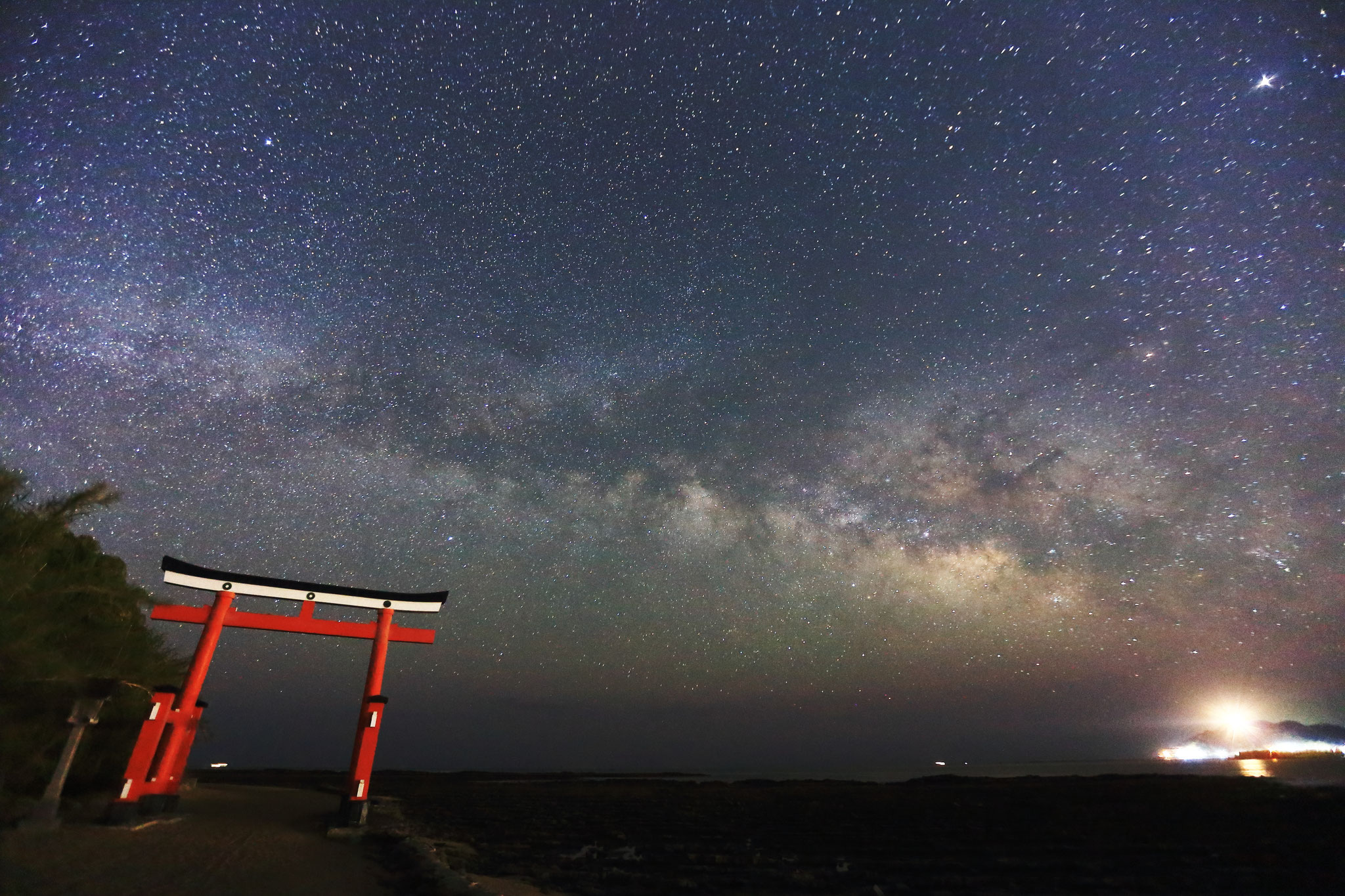 光害のない夜空は天の川が美しく浮かび上がる（3/24 3時04分 宮崎県の青島神社）
