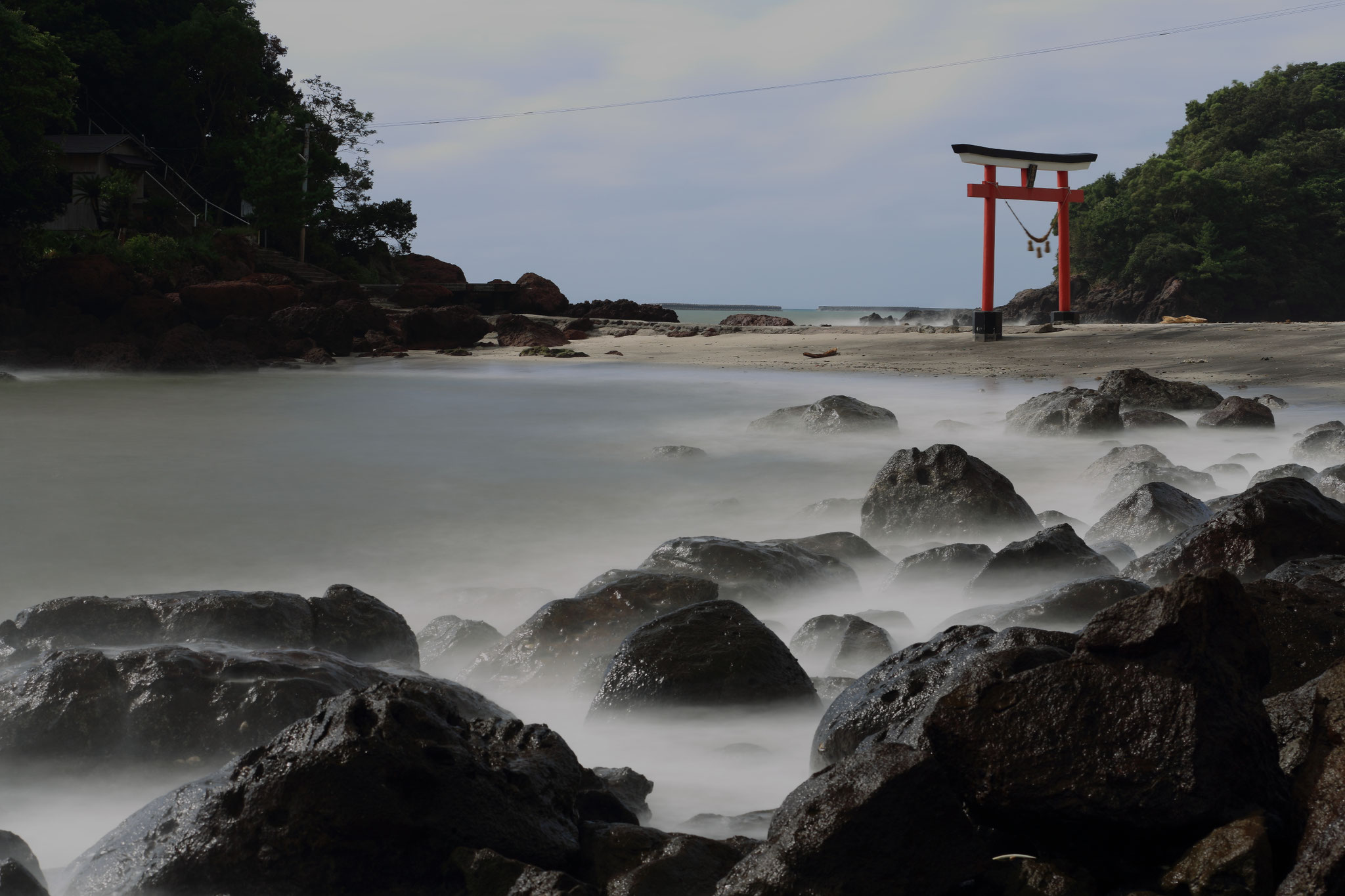 荒れる波もスローシャッターで静かに美しく再現(9/7 鹿屋市)