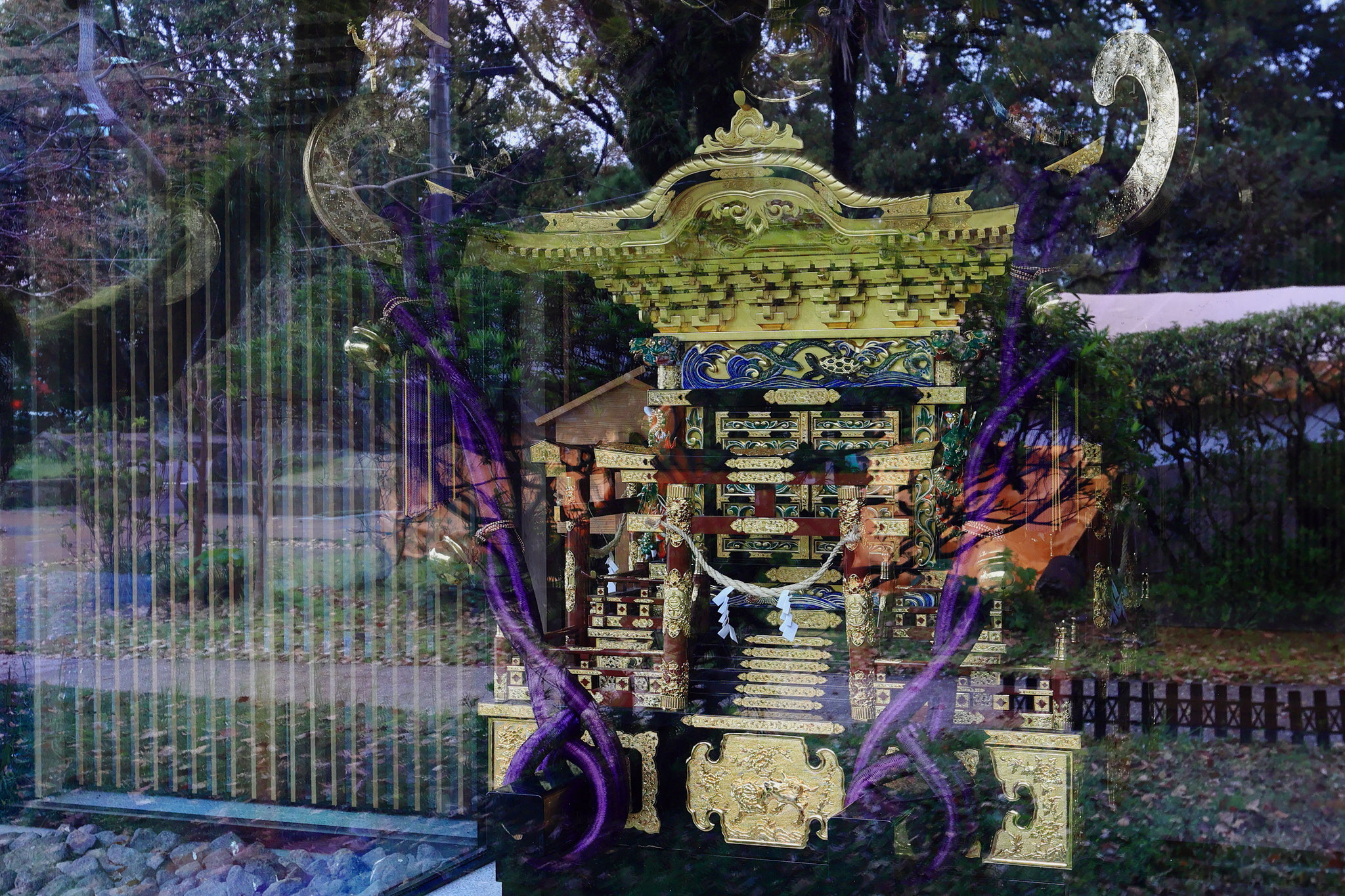 神柱公園、祭り小舎に輝く神輿あり(4月5日 都城市)