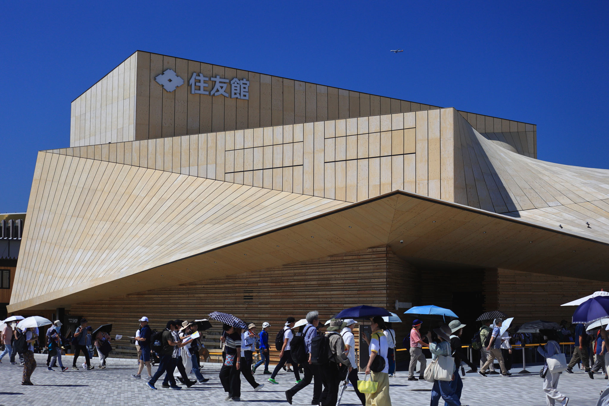 東ゲート近くに見える住友館(7月15日 夢洲)