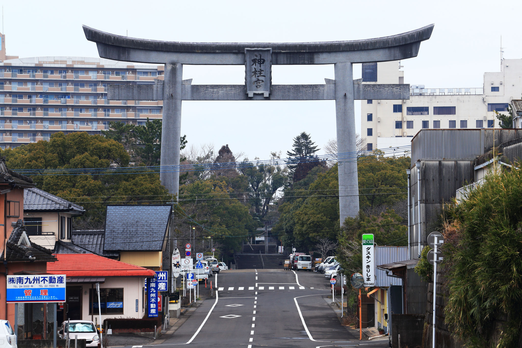 街中で一際大きな存在感を放つ都城市神柱公園の鳥居