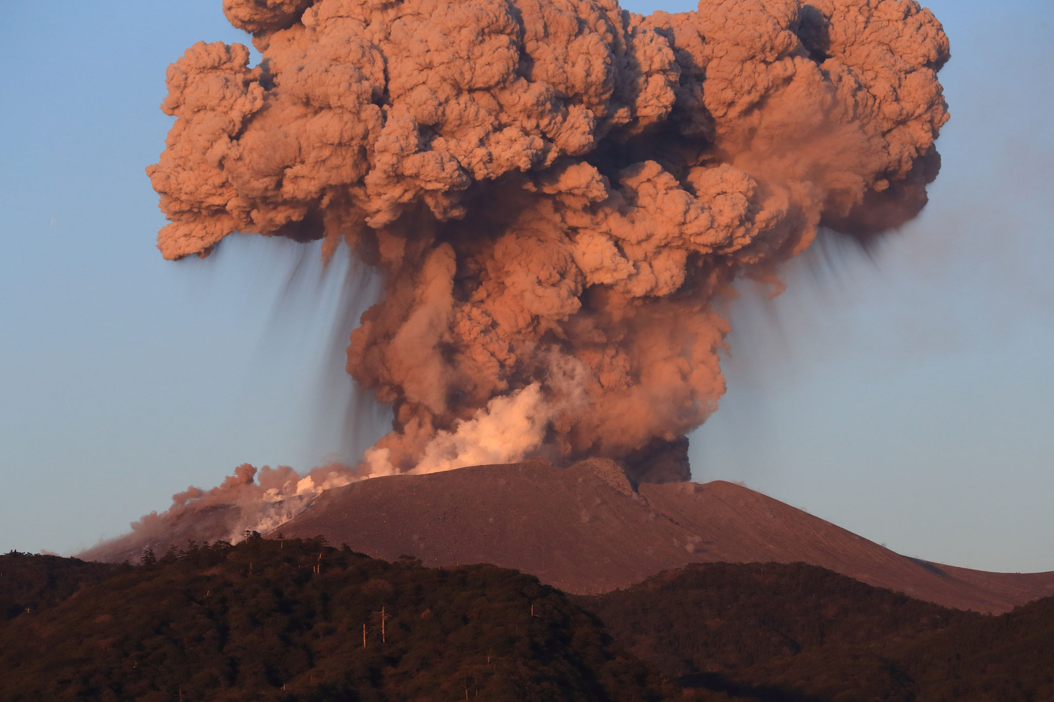 夕方も爆発的噴火を見せる新燃岳（3/10 18時12分）