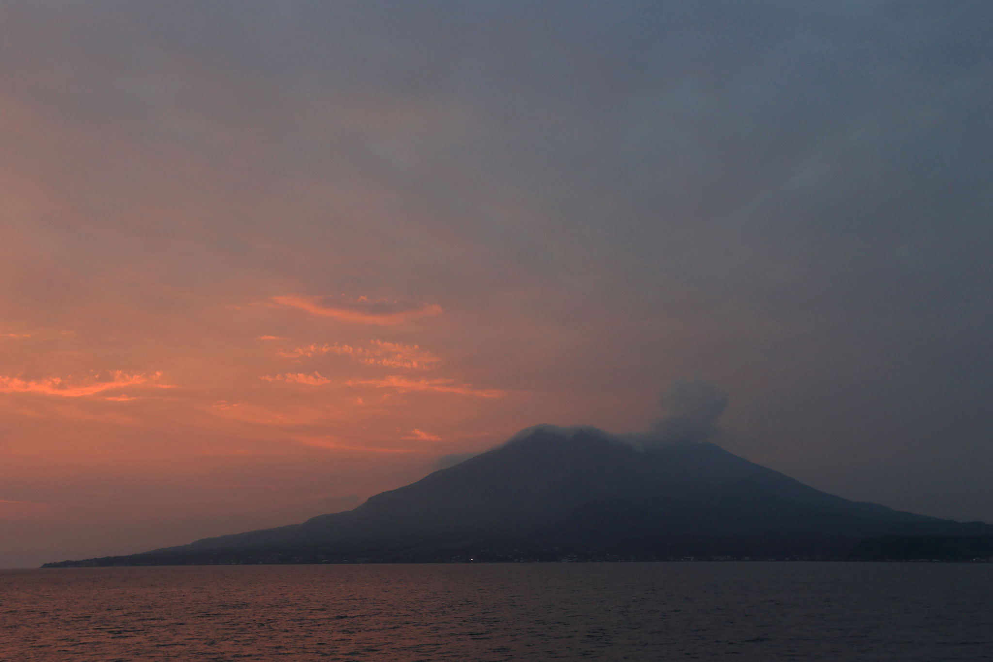 朝焼けと桜島(8月14日 鹿児島市)