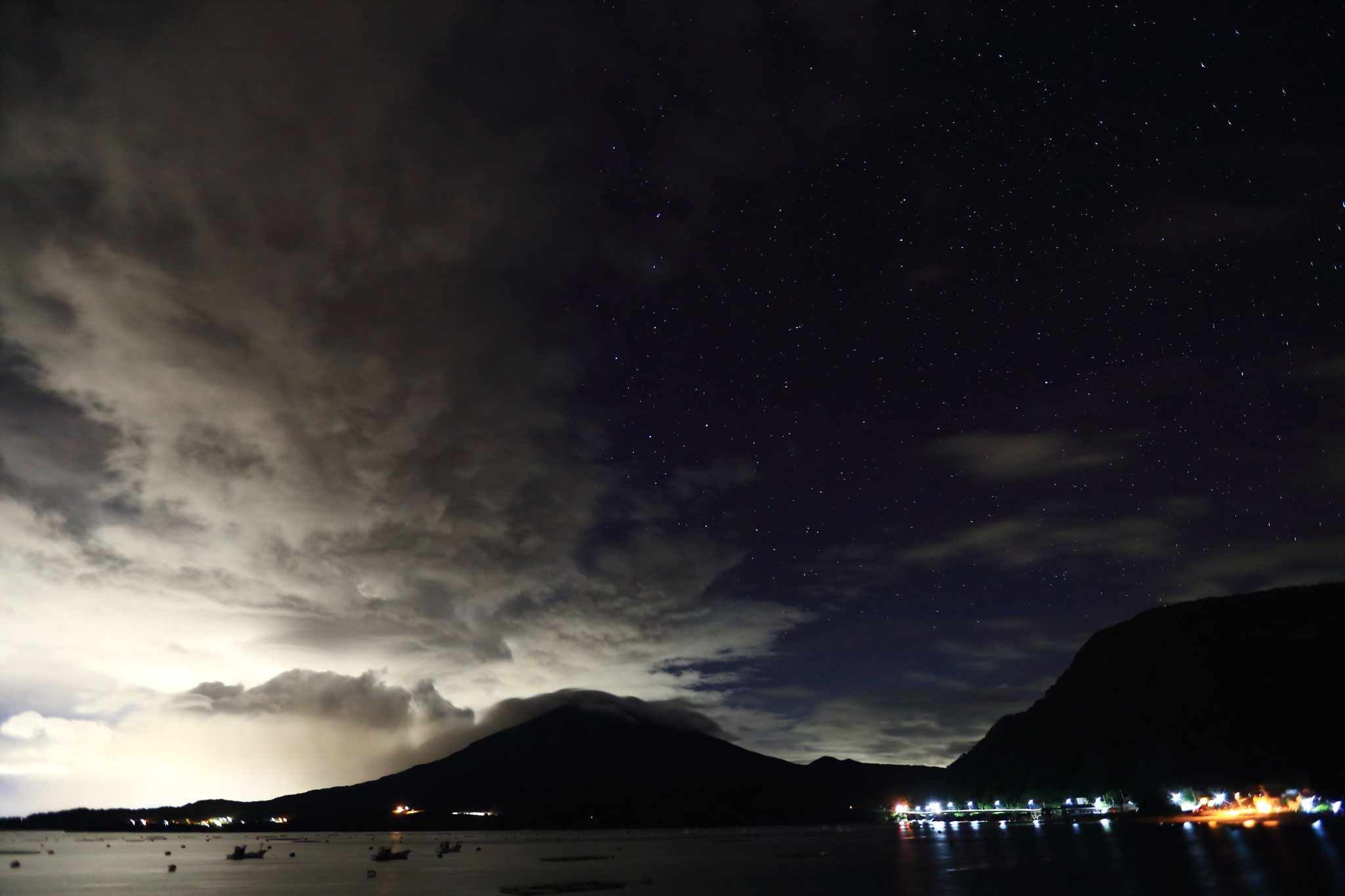 雲流れて桜島の空に星空が広がる(6/10 23:12 垂水市 海潟)