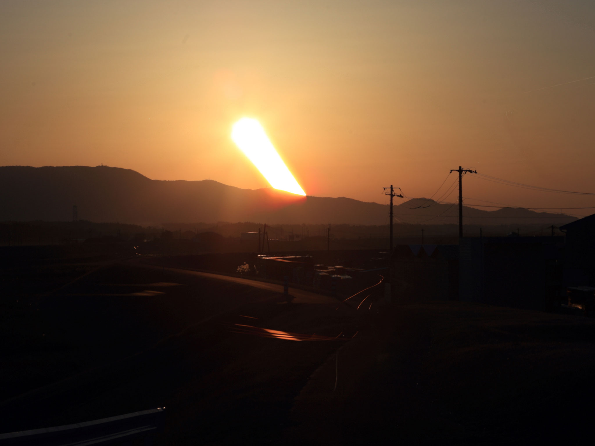 沈む夕陽をスローシャッターで捉える（高良橋付近）