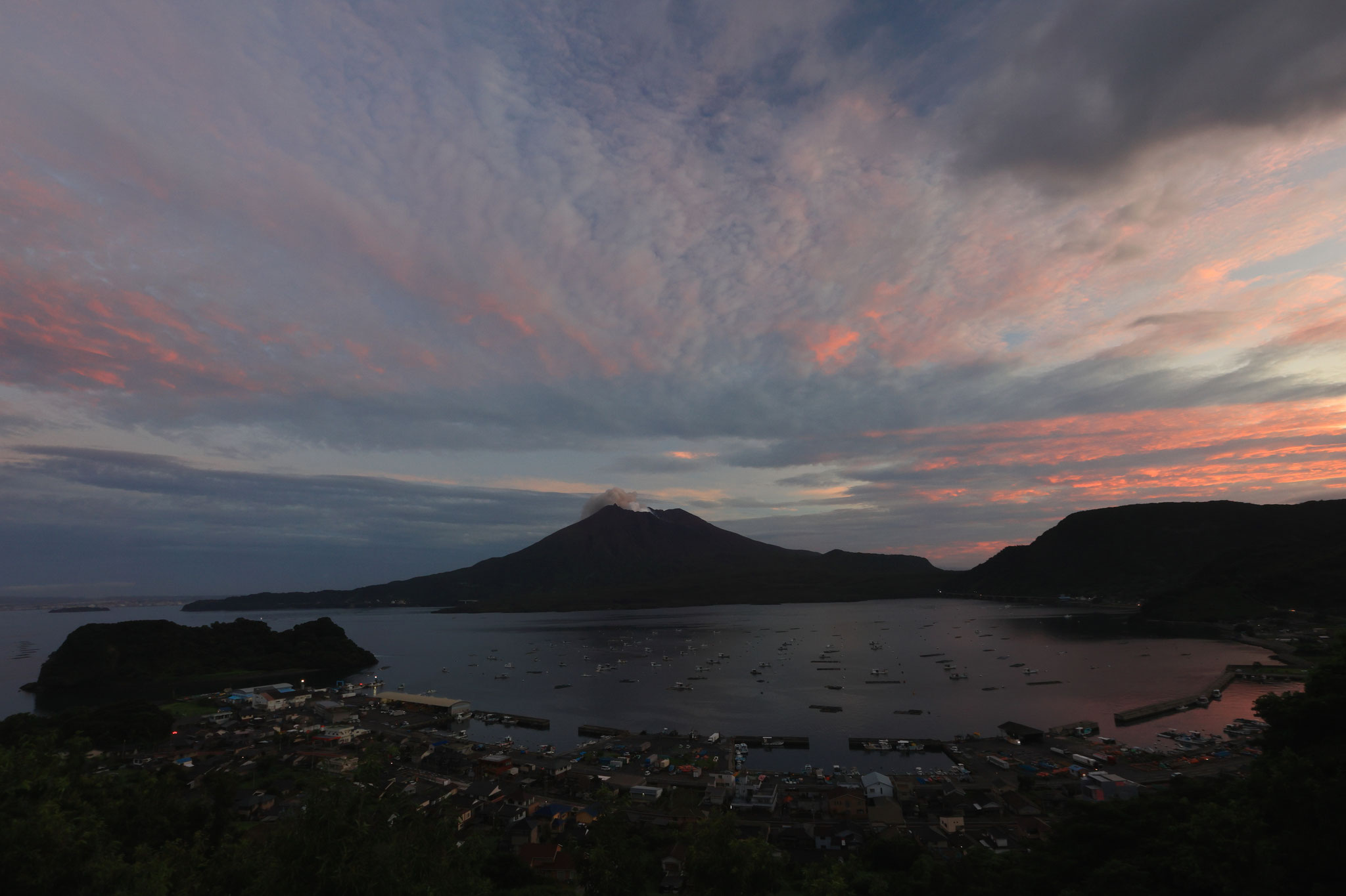 朝焼ける桜島の空(7月18日 垂水市)