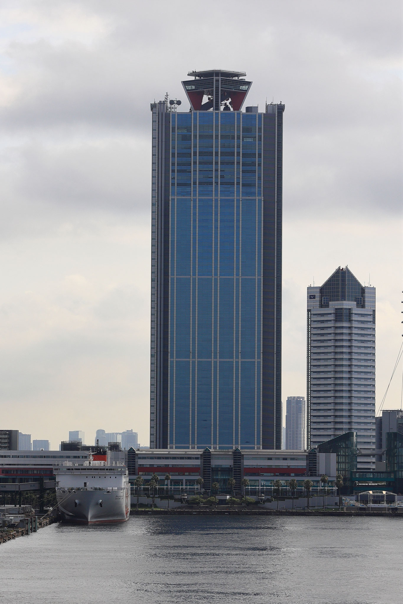 さきしまコスモタワーは252ｍの55階建て(7月15日 サンフラワー船上)