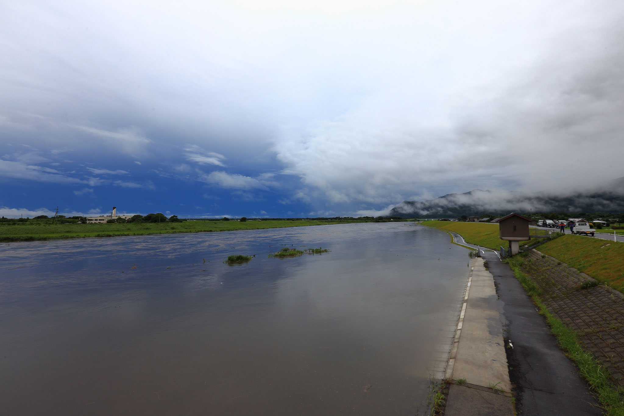 大雨による増水で草地が見えない（池之園橋）(2016.7.10)