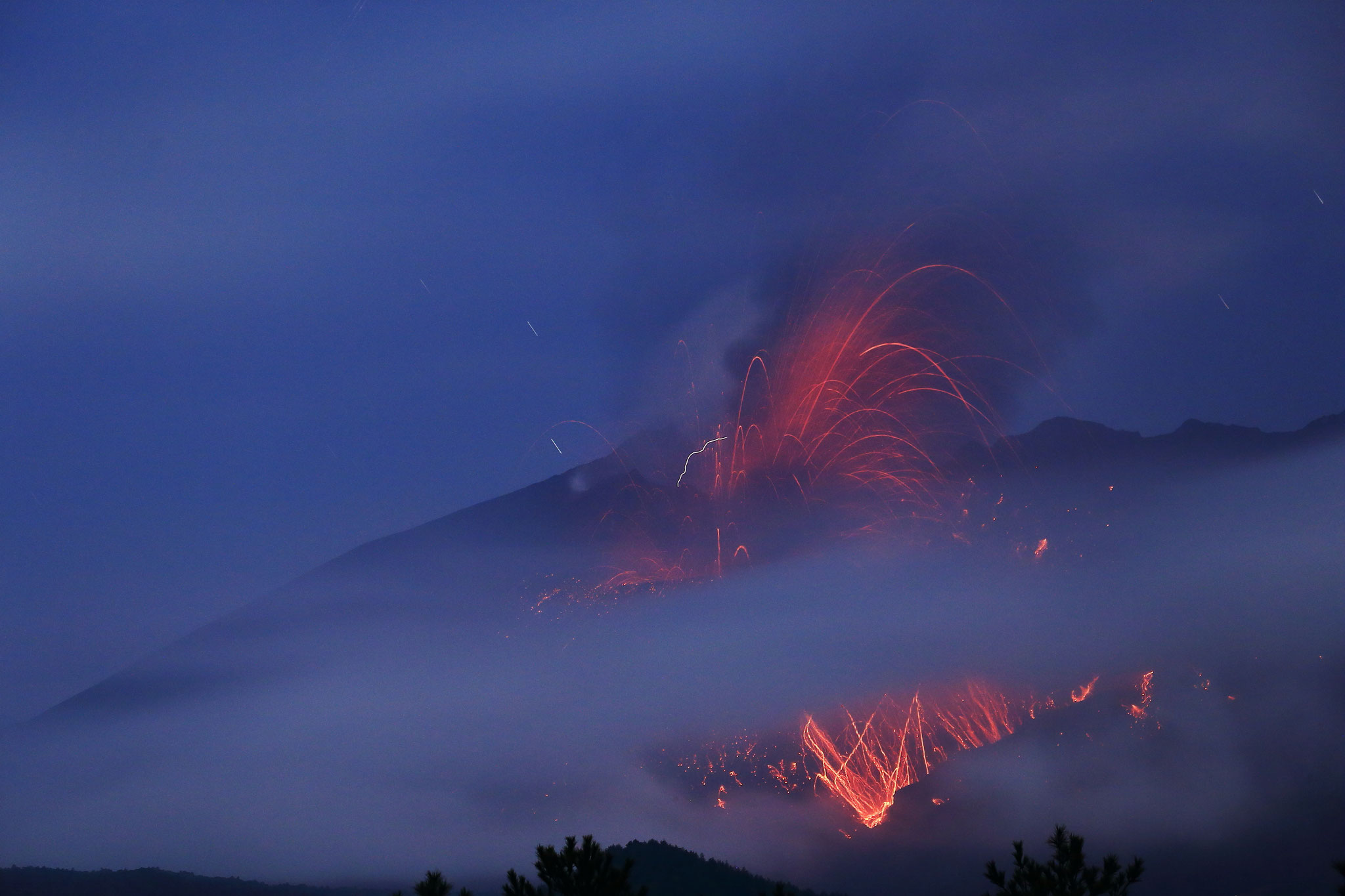 雲に隠されながらも爆発する桜島(9/9 2:38 黒神町)