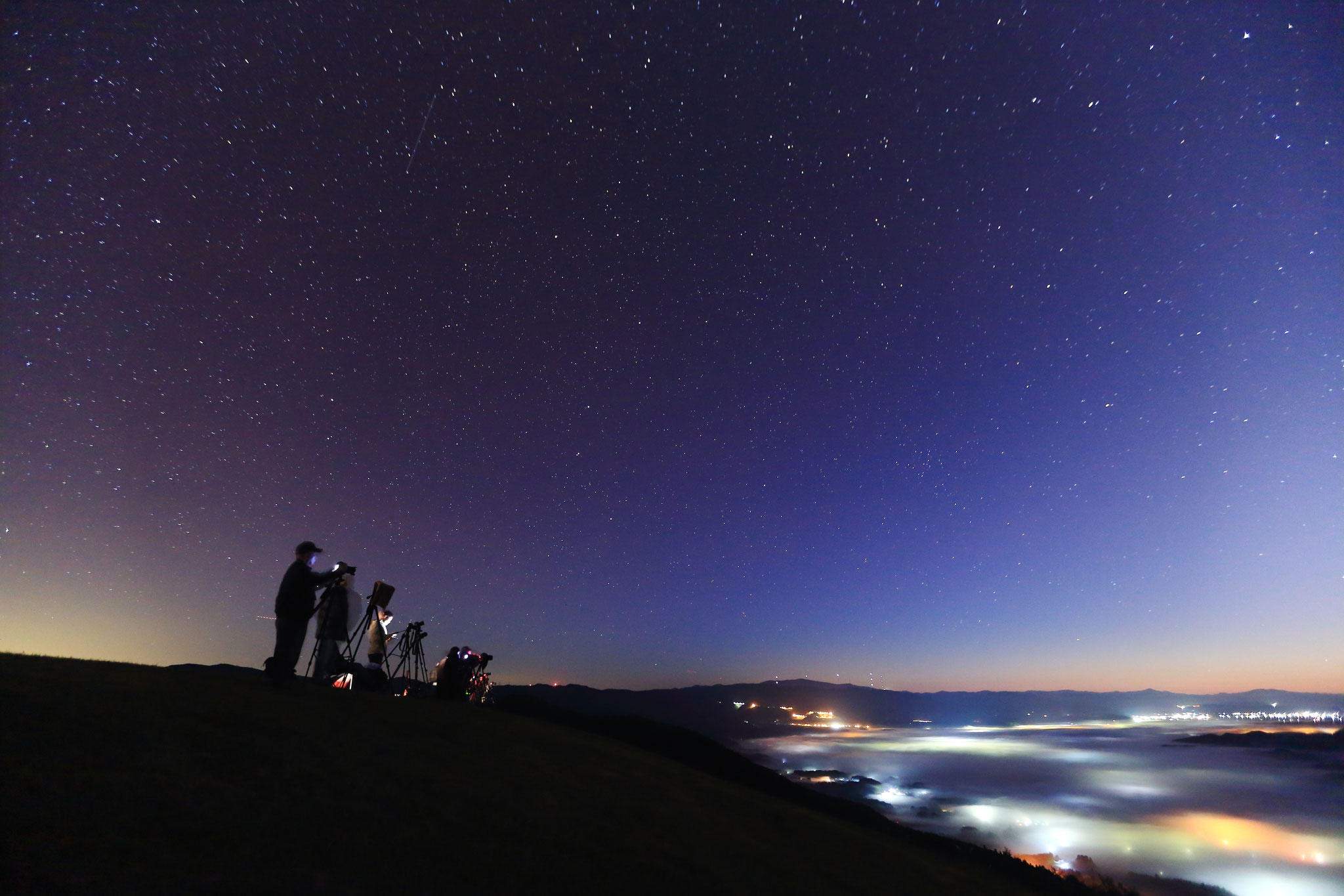 夜空に迫る朝空の下で、雲海狙うカメラマン達(10/21 湧水町 魚野フライト)