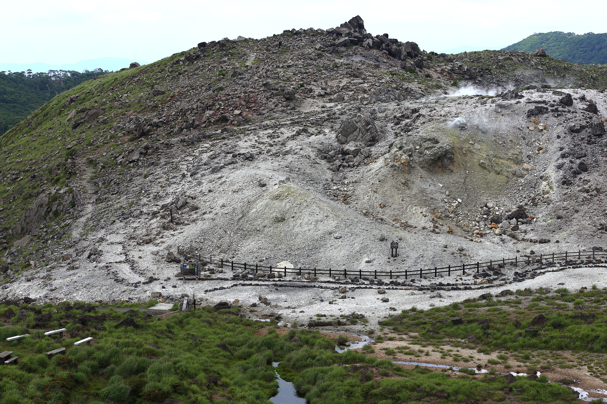硫黄山依然として蒸気が出続けている