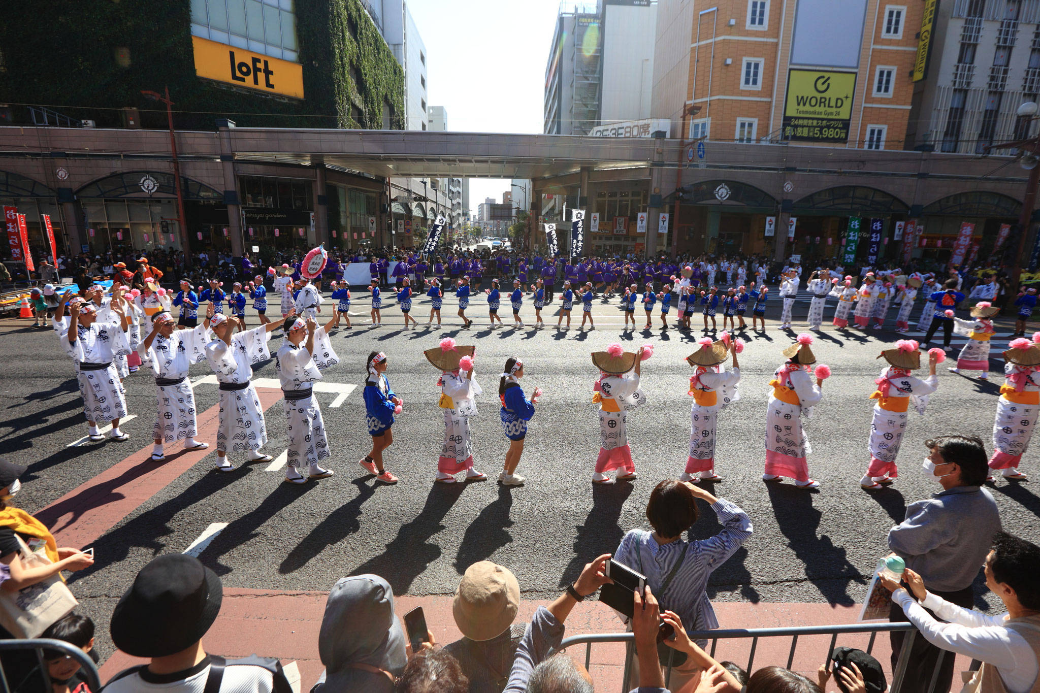 大人子供も気持ち一つにして、輪になって踊る(11月3日 鹿児島市)