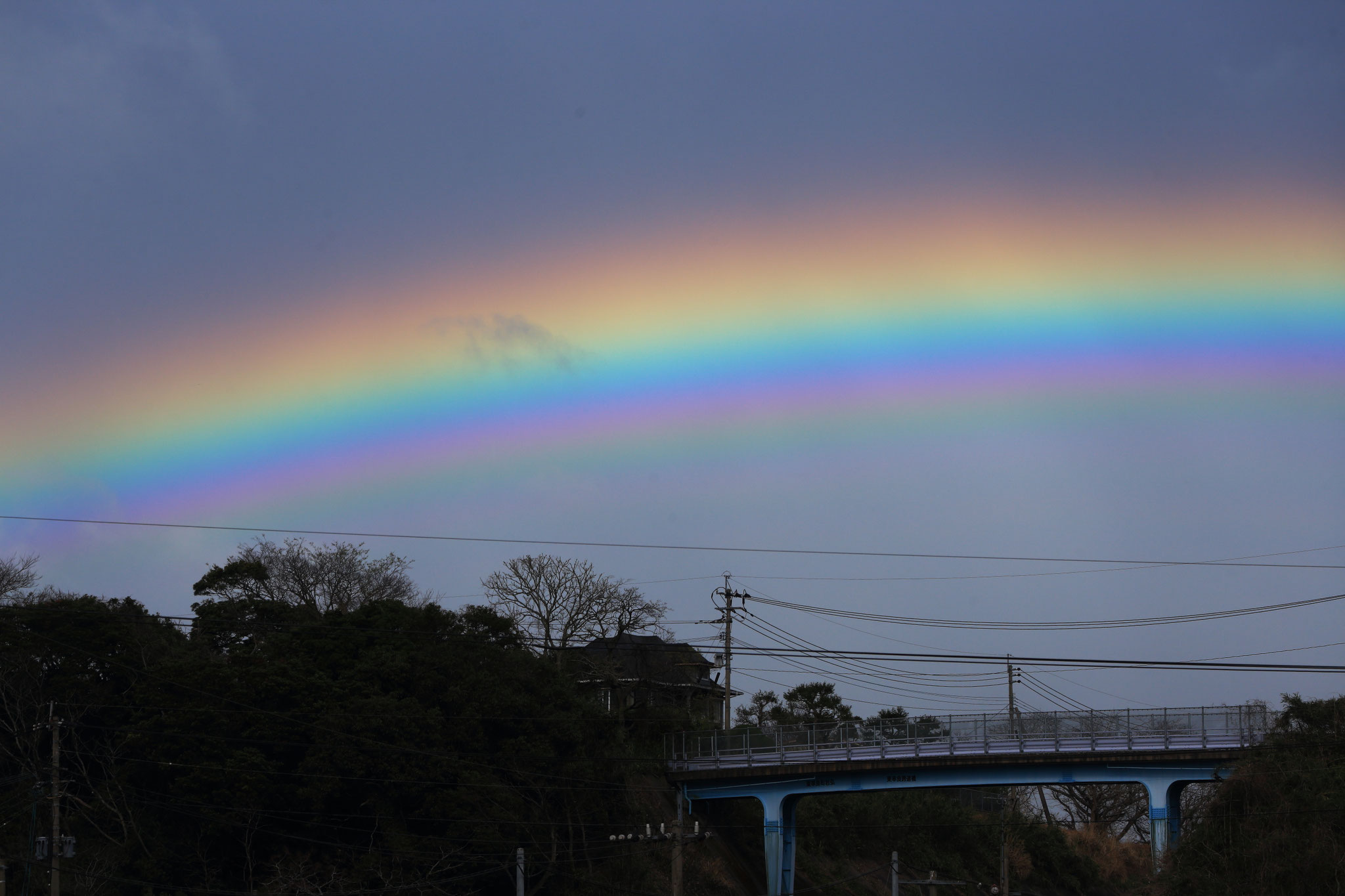 虹の内側に更に色がでる少し珍しい過剰虹が出ました。（3/18 東串良）