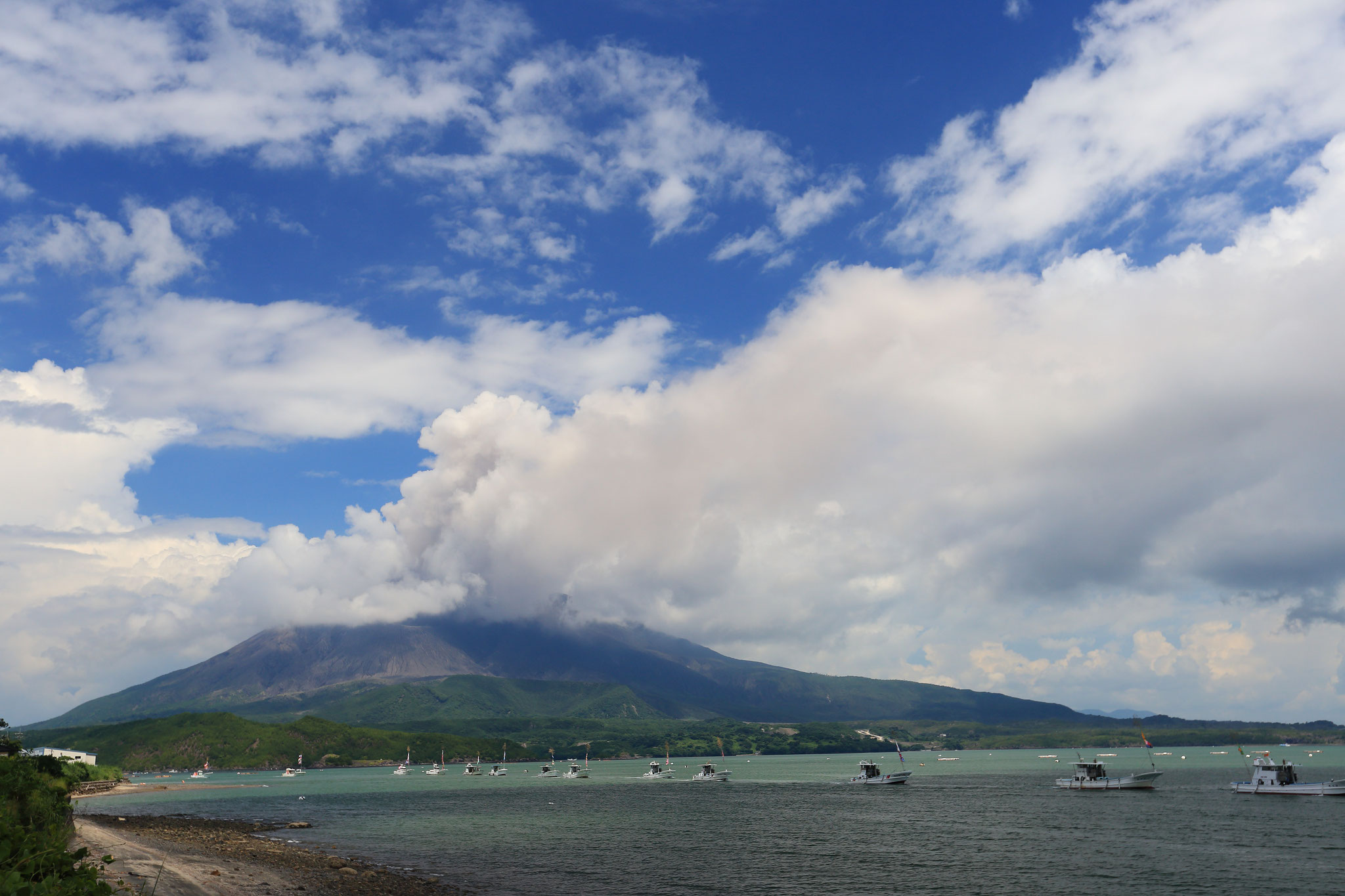 桜島と漁船(7/27 垂水市 )