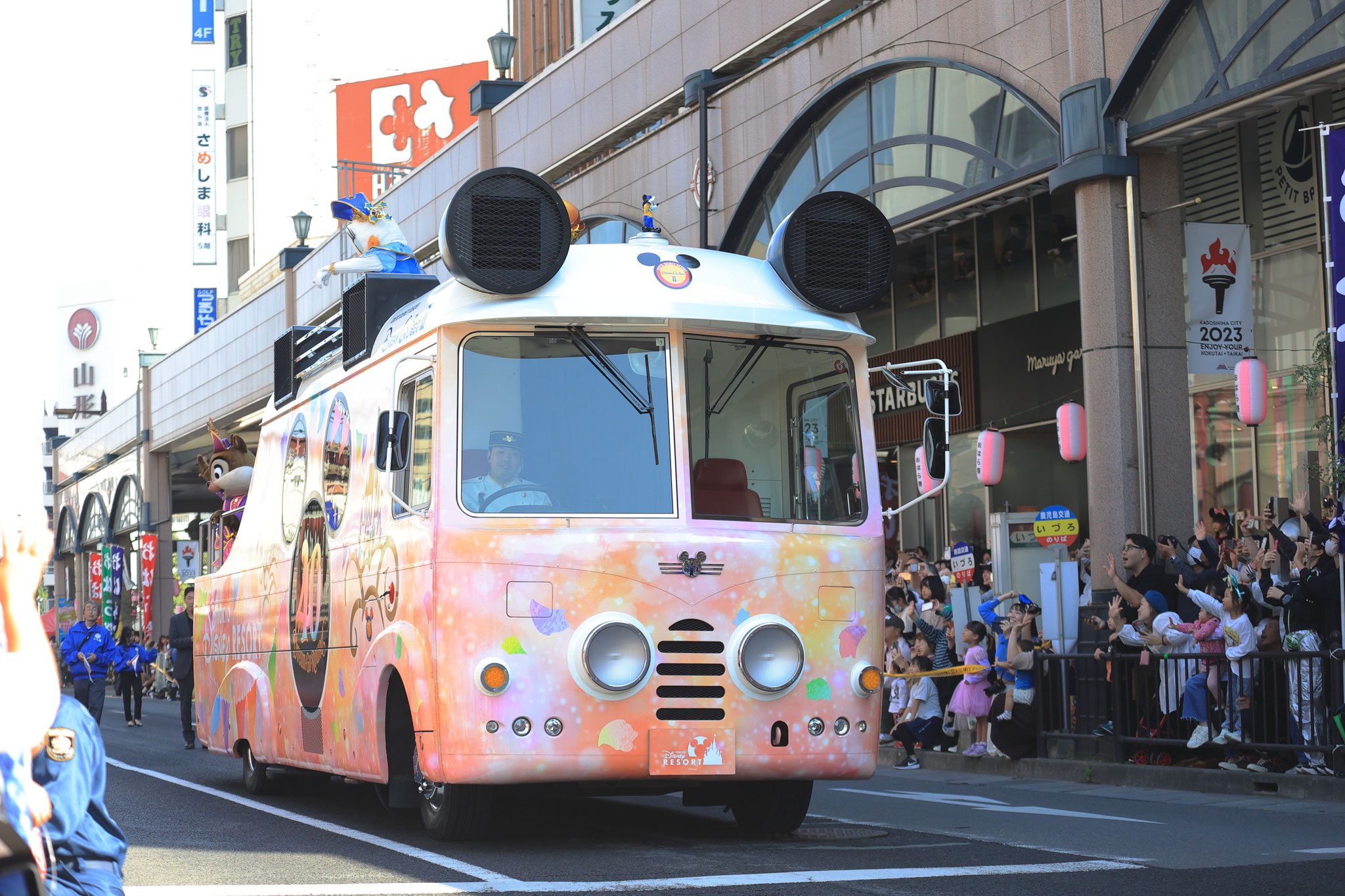 40周年デザインのパレードの車(11月3日 鹿児島市)