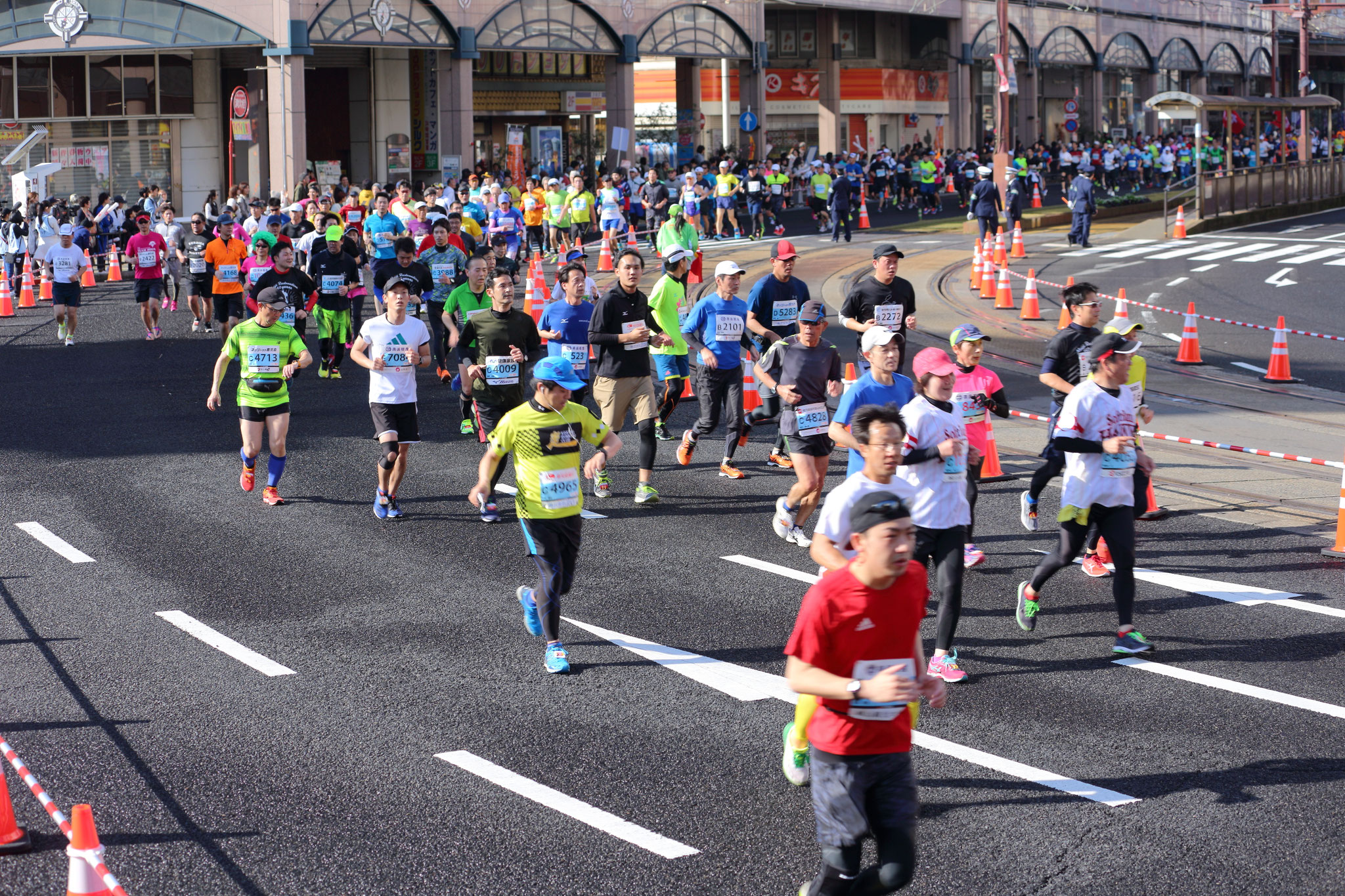 多くのランナーがゴール目指し走り行く（鹿児島マラソン2018にて）