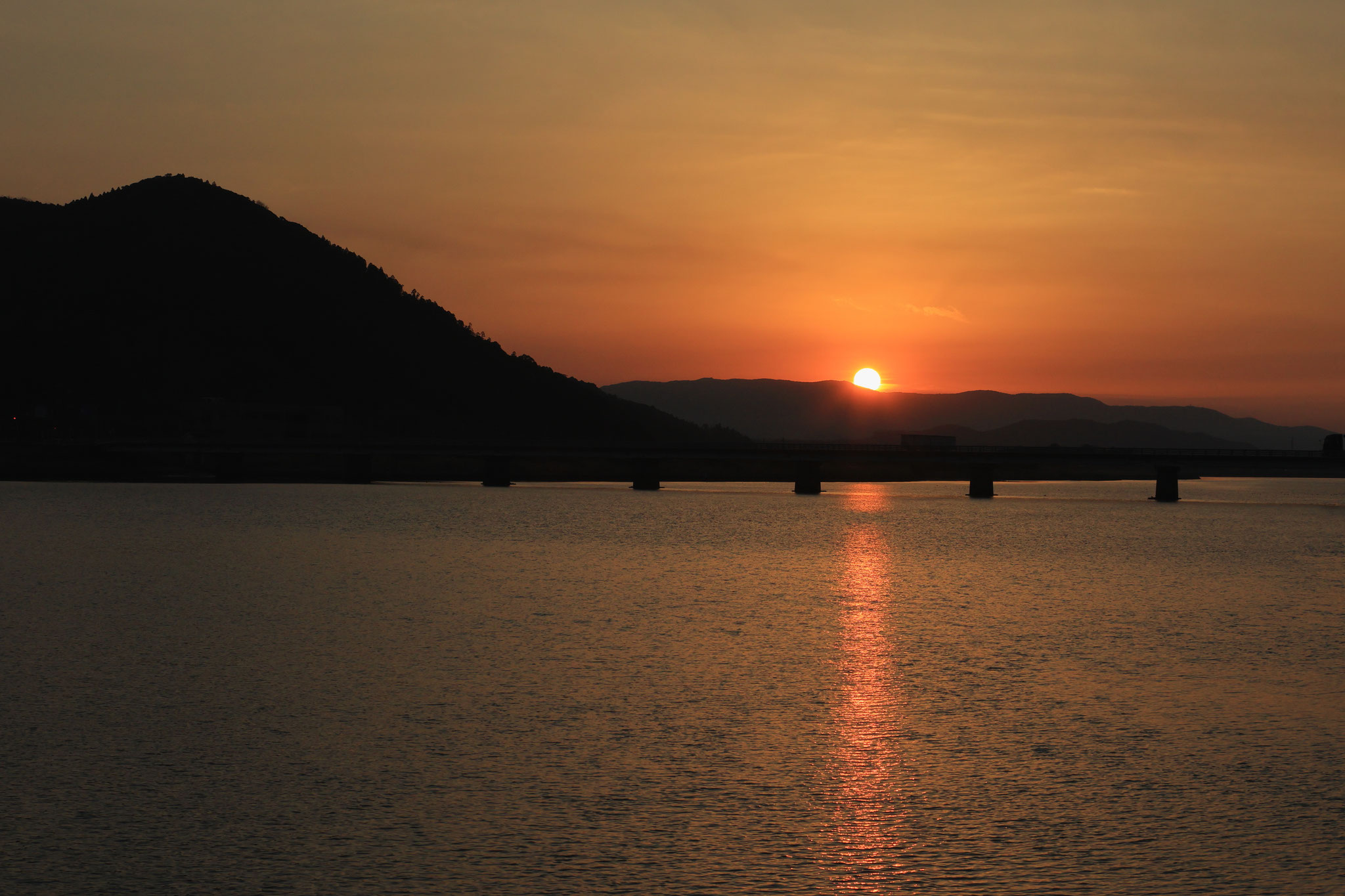 肝付町の山の向こうへと沈む夕日(1月22日 東串良町)
