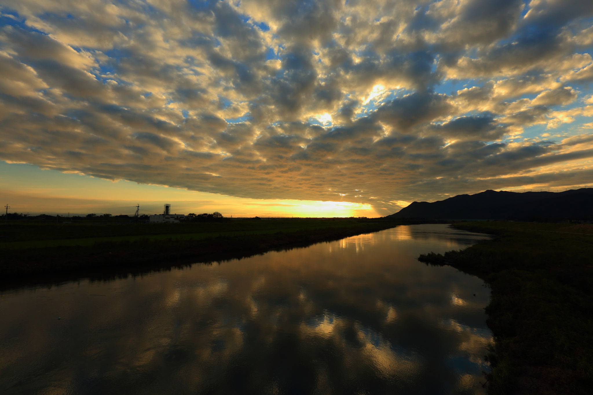池之園橋から眺めた朝焼けと鱗雲