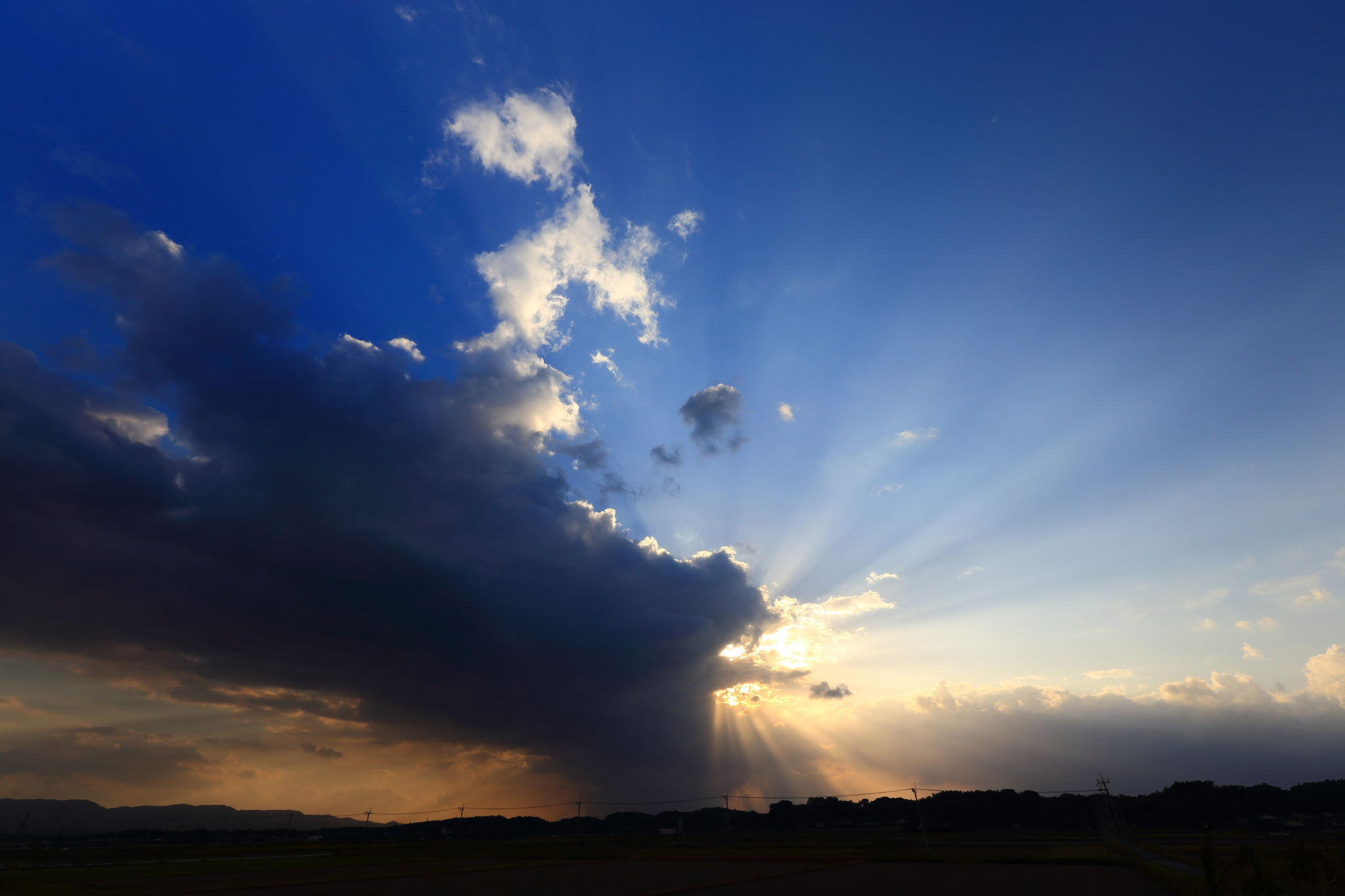 夕空の雲からもれでる光芒に魅せられる（串良町）